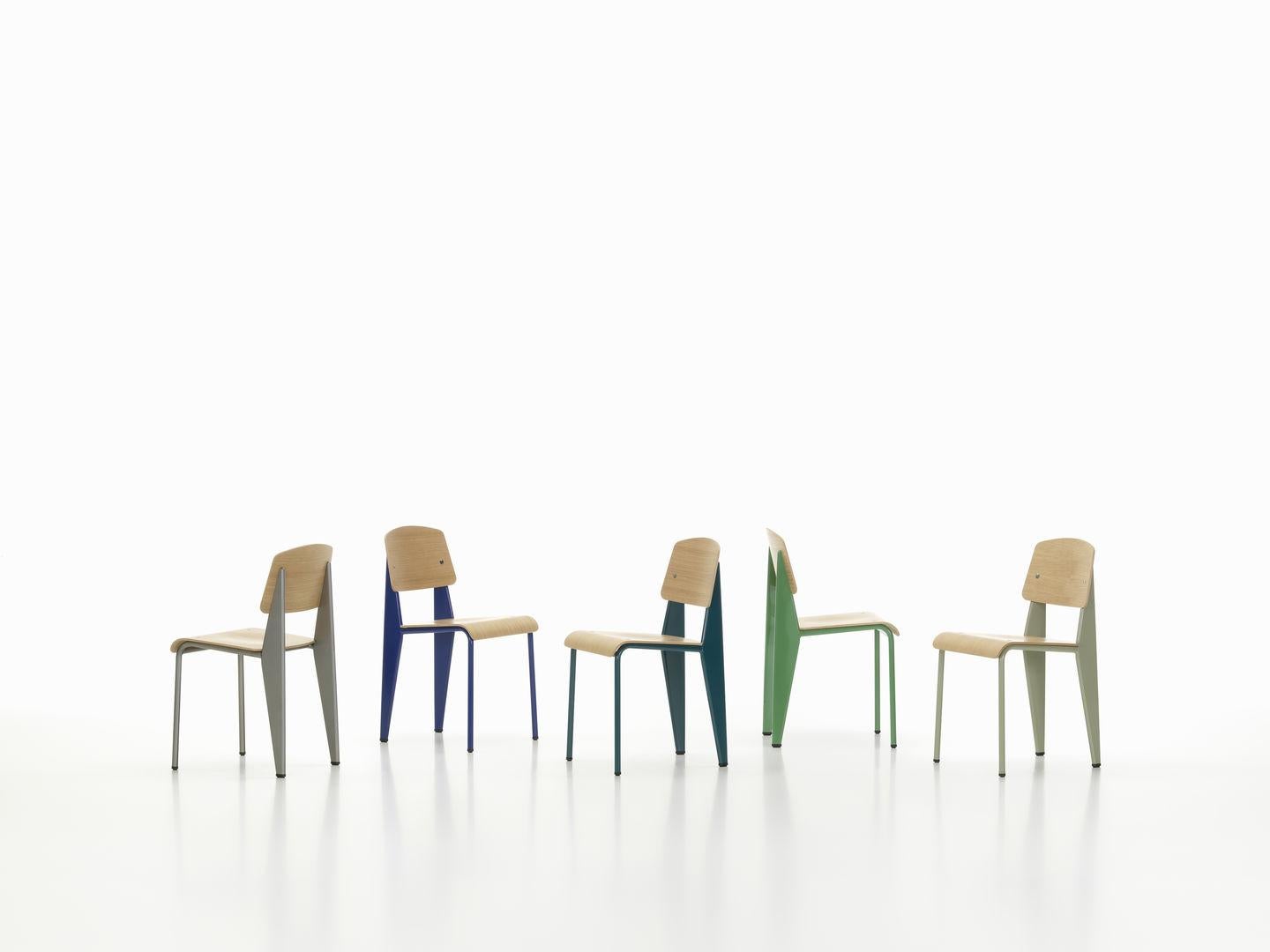 Jean Prouvé Standard Chair aus Eiche Natur und blauem Metall für Vitra im Zustand „Neu“ im Angebot in Glendale, CA