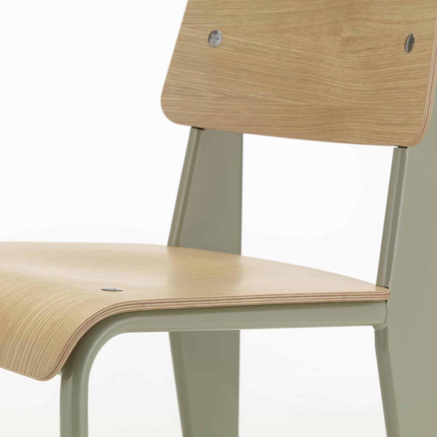 Jean Prouvé Standard Stuhl aus Eiche natur und grauem Metall für Vitra. Der Standard-Stuhl ist ein frühes Meisterwerk des französischen Designers und Ingenieurs Jean Prouvé. Ursprünglich 1934 entworfen, entwickelte sich der Standard zu einem der