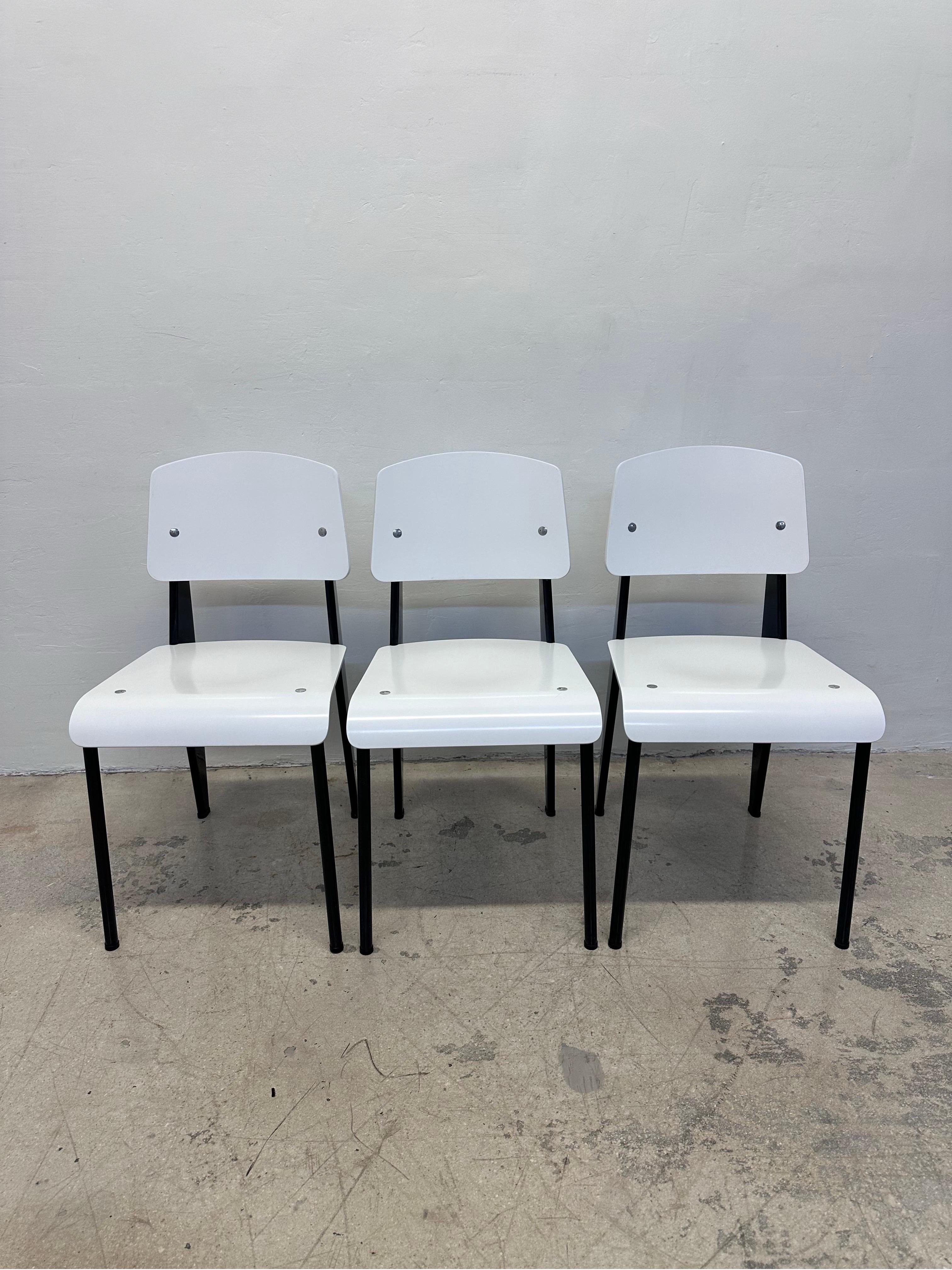 Ensemble de trois chaises Standard avec assise et dossier laqués blancs sur une structure en acier laqué noir par Jean Prouve pour Vitra. 

Les sièges et les dossiers en bois semblent avoir été revernis sur une finition noire d'origine.