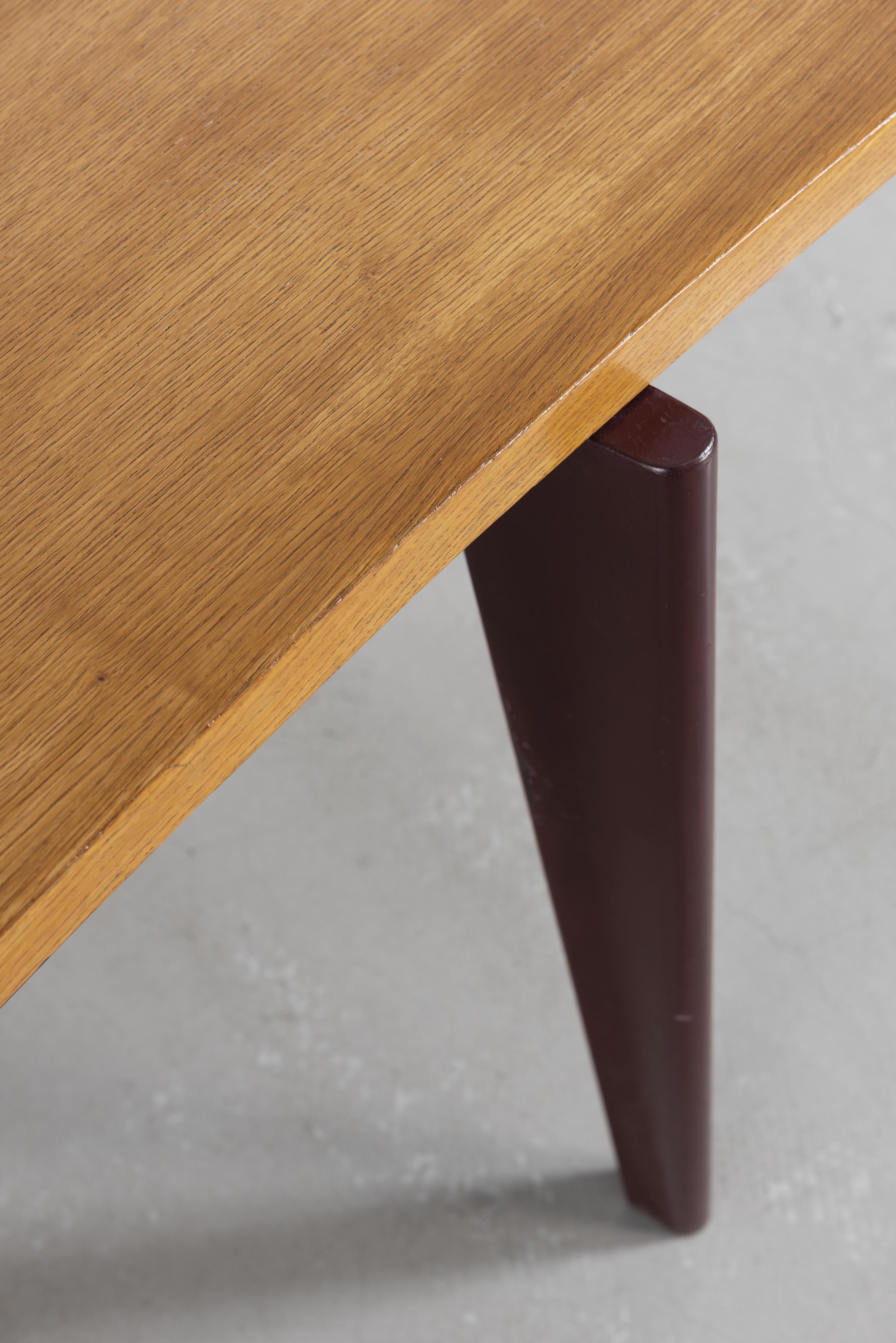 Bent sheet steel and wood 
Measures: 75 x 199 x 45 cm
29.13 x 78.35 x 17.72 inches.