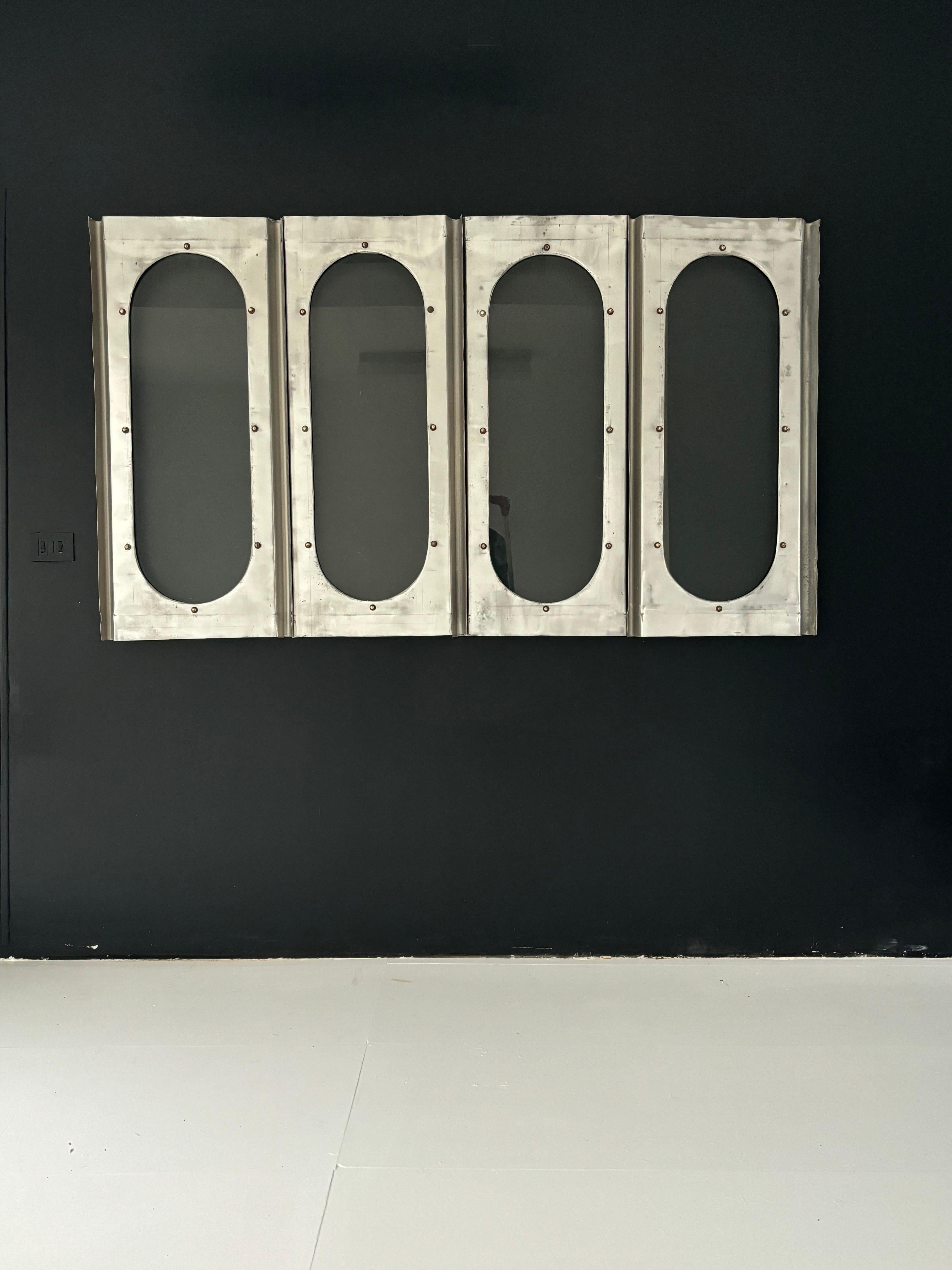 Rare ensemble / set de 4 bac auto-portant hublots Jean Prouvé pour Studal . 
1960 - Bâtiment technique de Saint Egrève 
chaque panneu mesure 55 x 120 cm soit l'ensemble commeprésenté sur la photo : 225cm x 120 cm 
Bon état général  
Plus