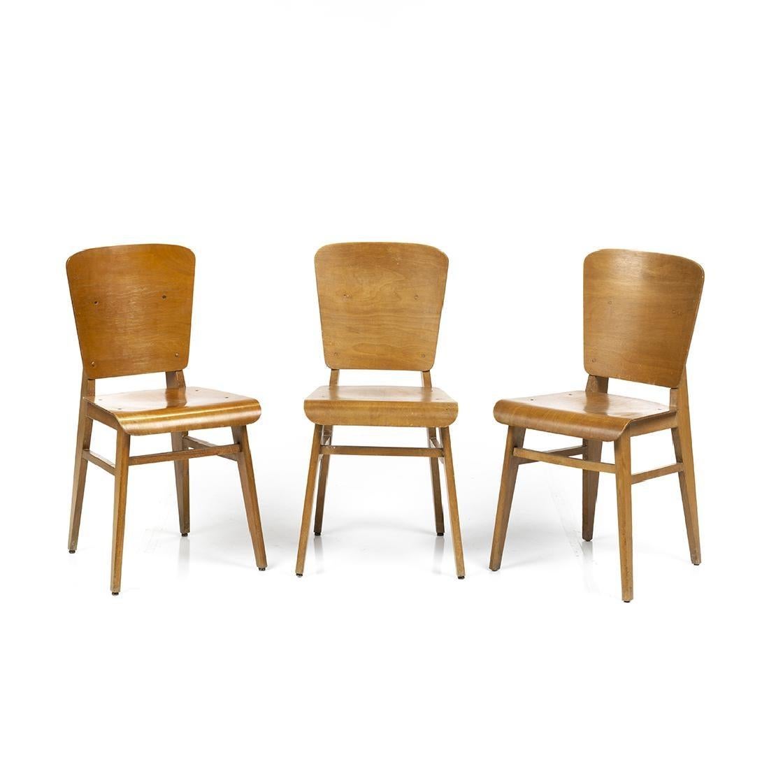 Satz von sechs Esszimmerstühlen aus geformtem Birkensperrholz im Stil von Jean Prouvé, Frankreich, ca. 1950er Jahre.