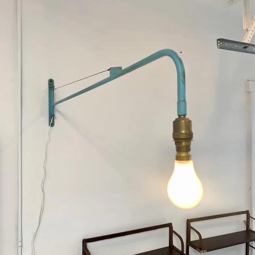 Fantástico aplique de pared articulado vintage al estilo de la luz de foque de Jean Prouve. Pintura original azul claro con gran pátina. Fabricado en la década de 1950. Casquillo y bombilla europeos. Cableado para Estados Unidos. El brazo se