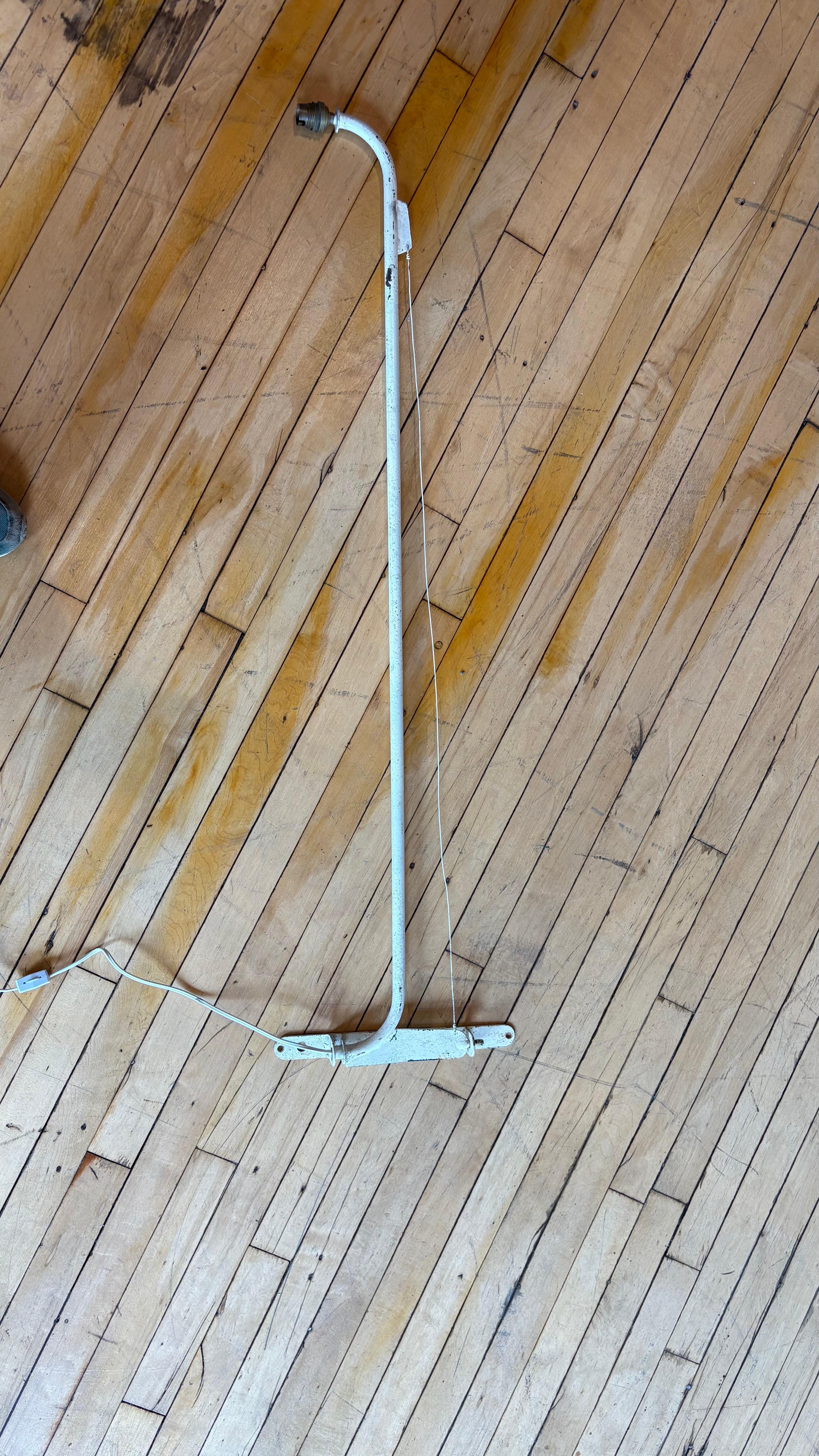 Fantastica applique vintage articolata in stile fiocco di Jean Prouve.

 Vernice bianca originale con ottima patina. Realizzato negli anni '50. 

Presa e lampadina europea. Wired per gli Stati Uniti. 

Il braccio si estende a 44 pollici dalla parete
