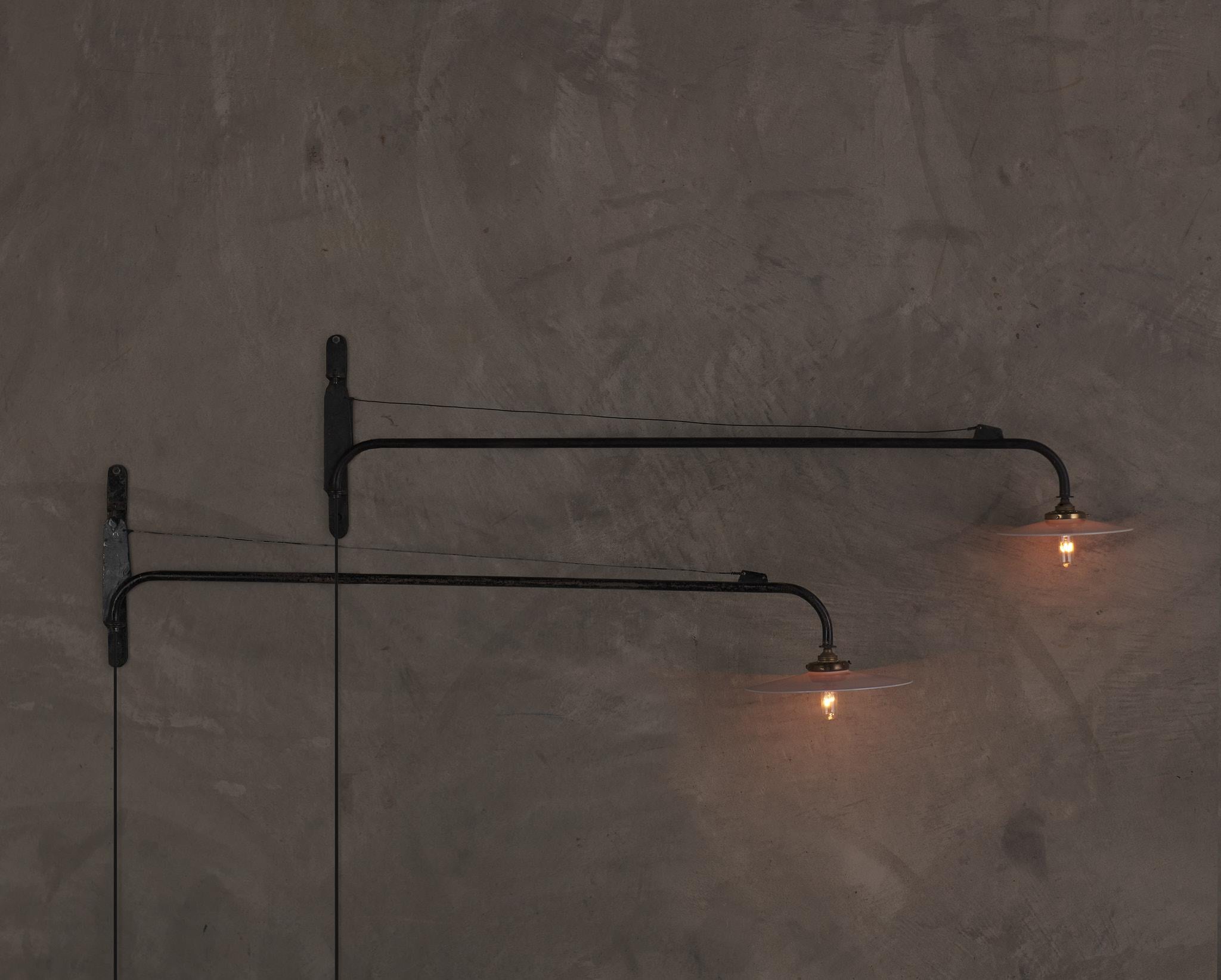 Lámpara de brazo articulado estilo Jean Prouve con reflector vintage Desconocido en venta