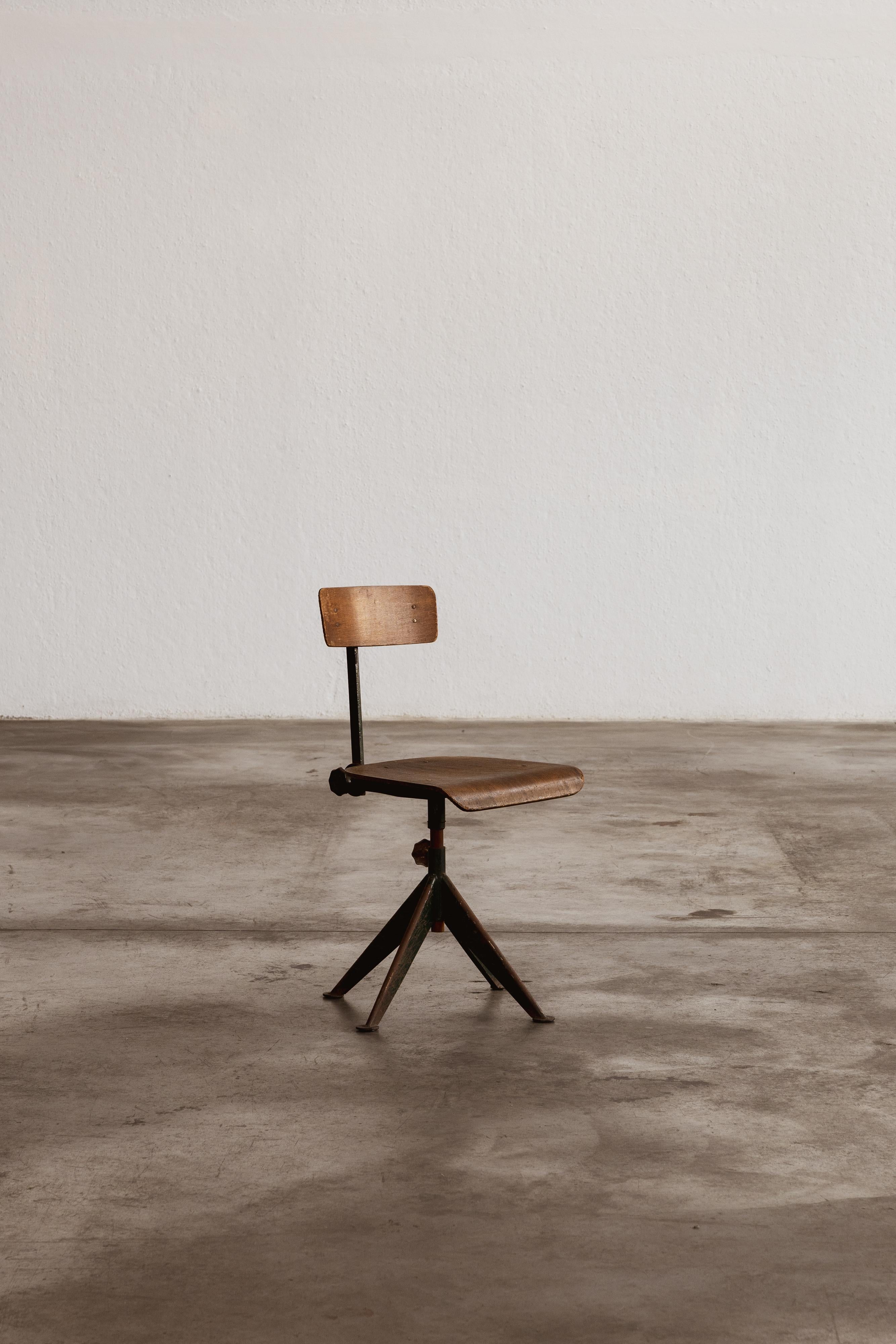Jean Prouvé Swivel Office Chair, 1928 In Good Condition For Sale In Lonigo, Veneto