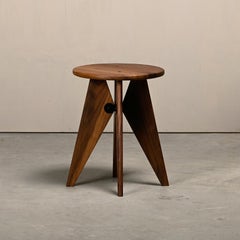 Jean Prouvé Tabouret Solvay / Bois Tabouret en noyer naturel massif par Vitra