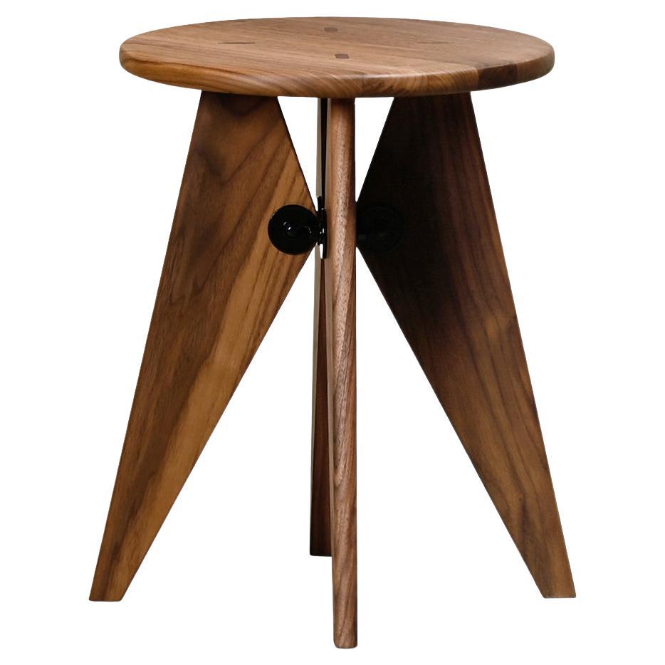 Jean Prouvé Tabouret Solvay / Bois Hocker aus massivem, natürlichem Nussbaumholz von Vitra