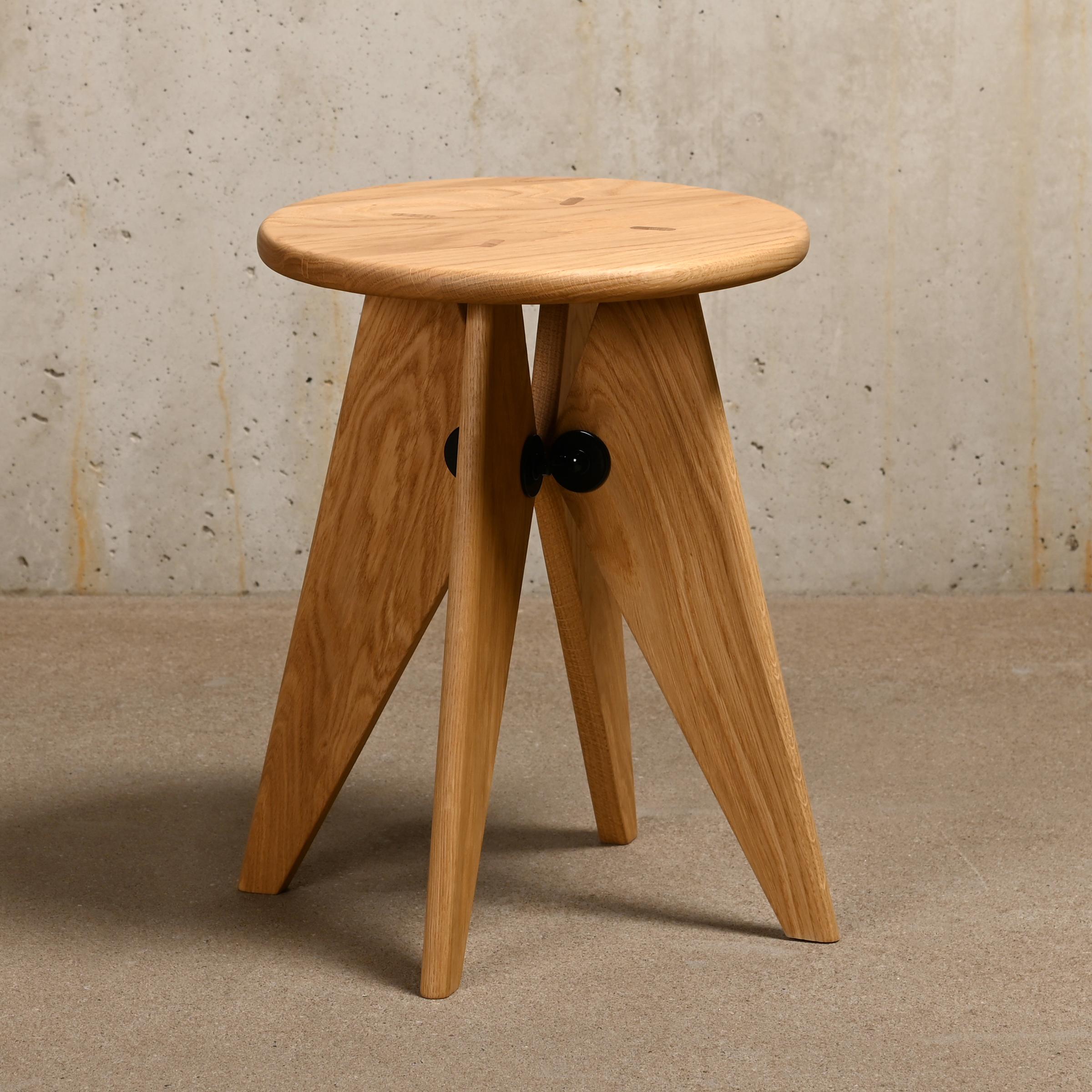 Le Tabouret Bois (Solvay) est conçu par Jean Prouvé et fabriqué par Vitra. Le design du Tabouret Bois porte clairement la signature de Jean Prouvé. La forme est basée sur les exigences structurelles de l'objet et il peut également être utilisé comme