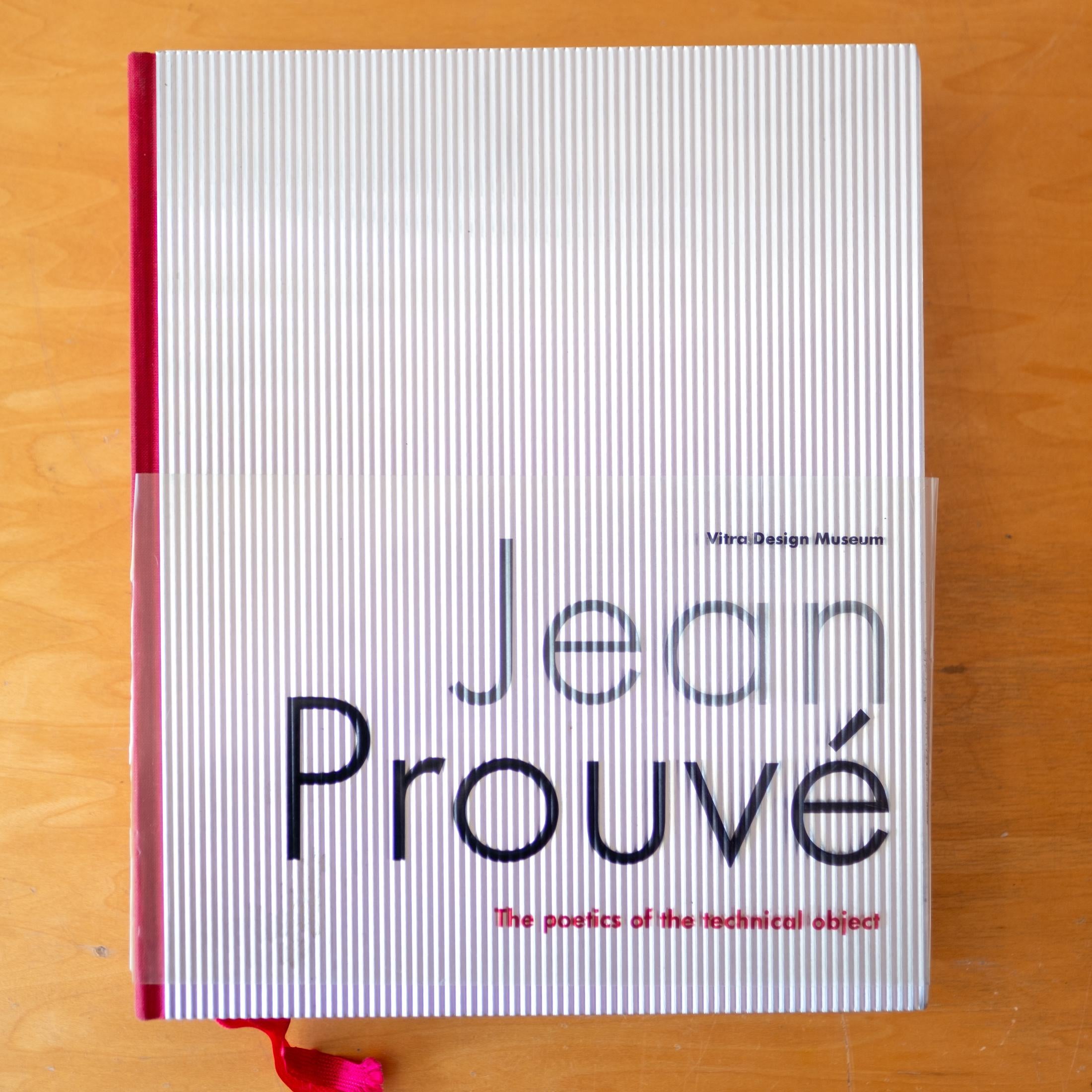 Jean Prouvé: La poetica dell'oggetto tecnico. Rara edizione del 2007 con copertina in metallo ondulato. 

A cura di Alexander von Vegesack, Cathrine Dumont d'Ayot, Bruno Reichlin. Introduzione di Bruno Reichlin. Prefazione di Alexander von Vegesack,