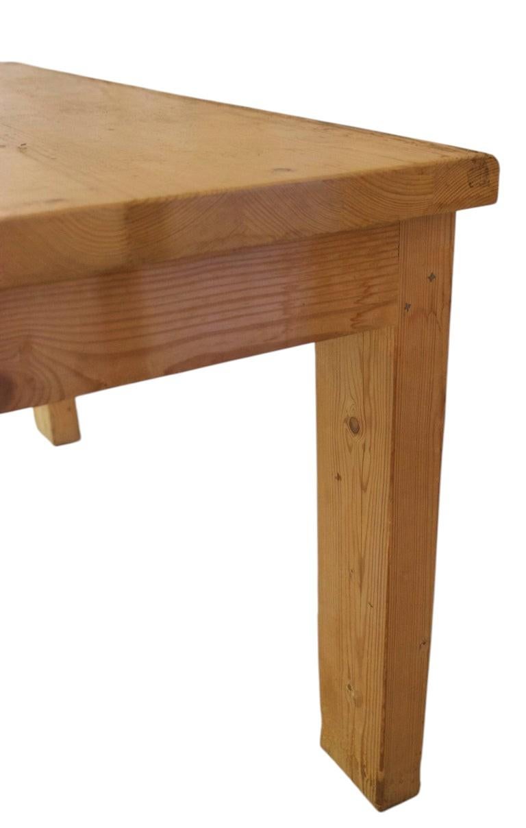 Jean Prouvé con Guy Rey-Millet, tavolo da pranzo, 
Wood, 
Rifugio della Vanoise, CAF, Les Arcs, 
1967 circa, Francia. 
Misure: altezza 70 cm, larghezza 1m28, profondità 75 cm. 
Modello simile: Atelier d'architecture en Montagne (AAM) di Jean Prouvé