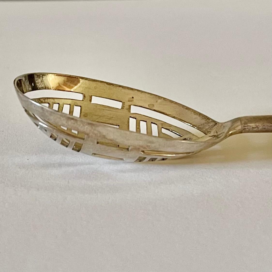 Jean PUIFORCAT (1897-1945) Seltener langer Olivenlöffel aus Sterlingsilber um 1925 (Art déco) im Angebot