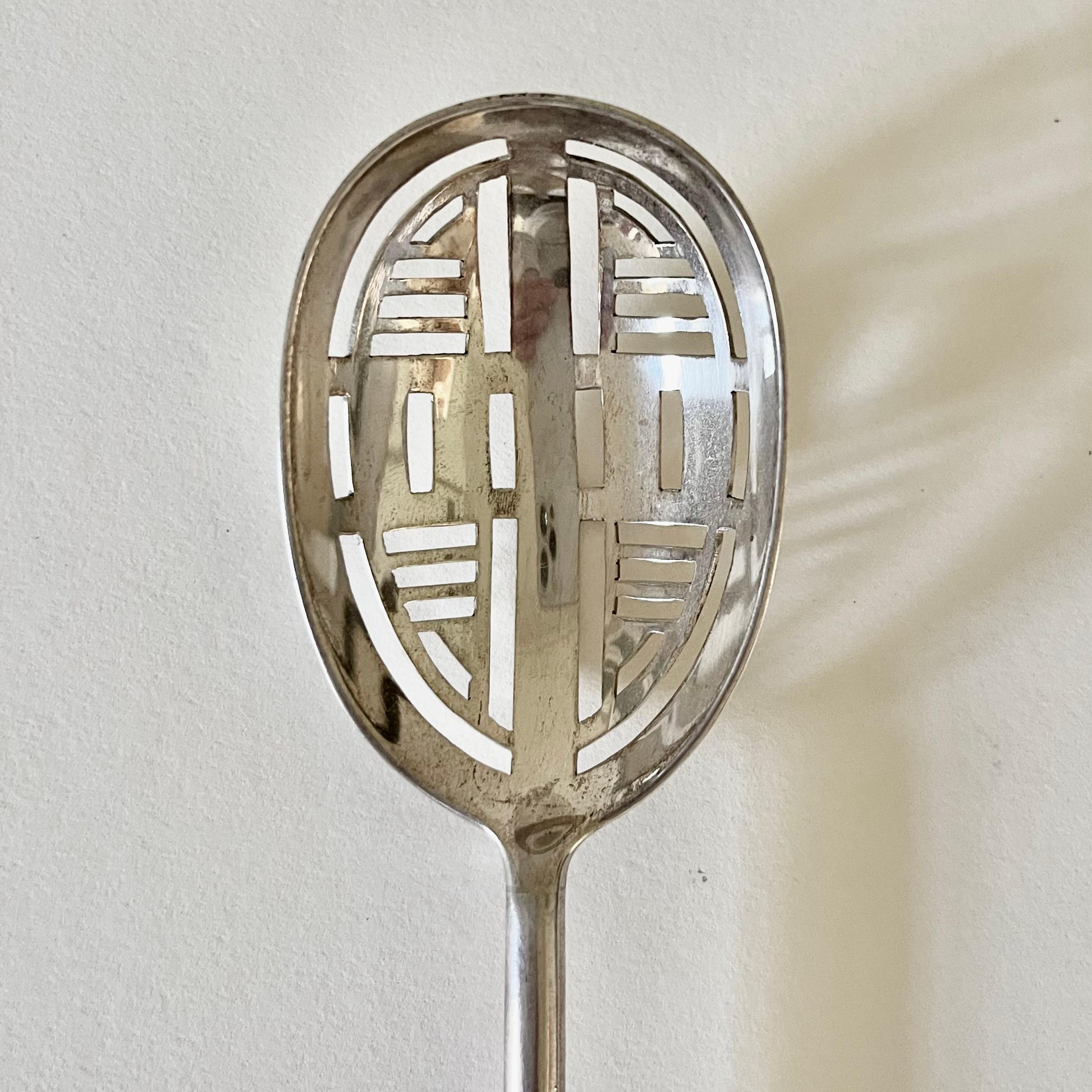 Jean PUIFORCAT (1897-1945) Seltener langer Olivenlöffel aus Sterlingsilber um 1925 (Frühes 20. Jahrhundert) im Angebot