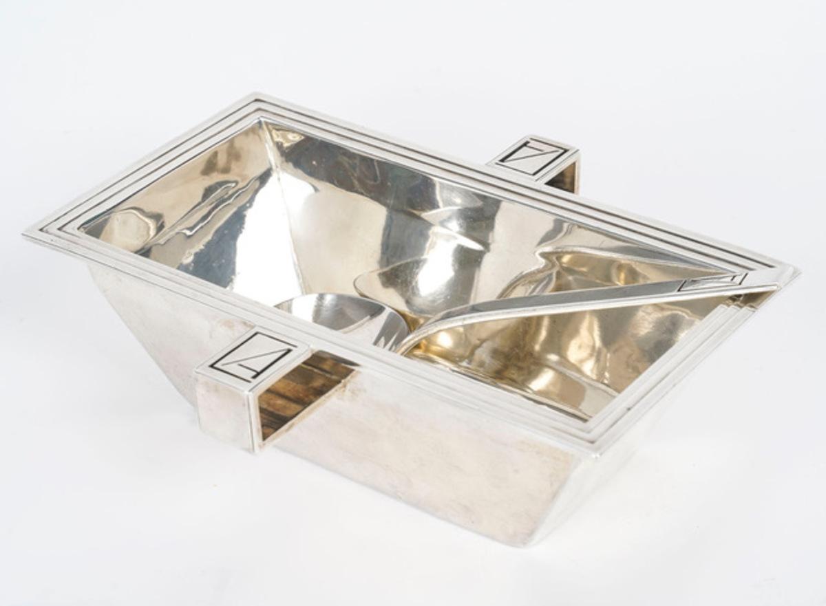 Jean PUIFORCAT (1897-1945) - BEAUTIFUL Art Deco silver and wood rectangular ADHERENT PLATE SAUCIERE Minerve 950 Millièmes plain, decorated with fillet mouldings, quarter round handles PB. 951 solid silver, set on an adjoining rectangular tray,