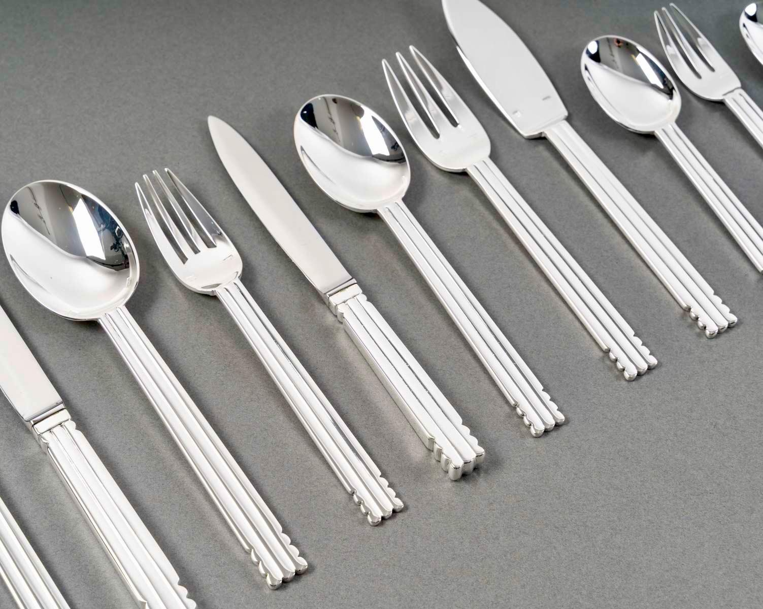 Art déco Jean Puiforcat Art Deco Couverts Nantes Plaqué 8 Personnes 98 Pieces en vente