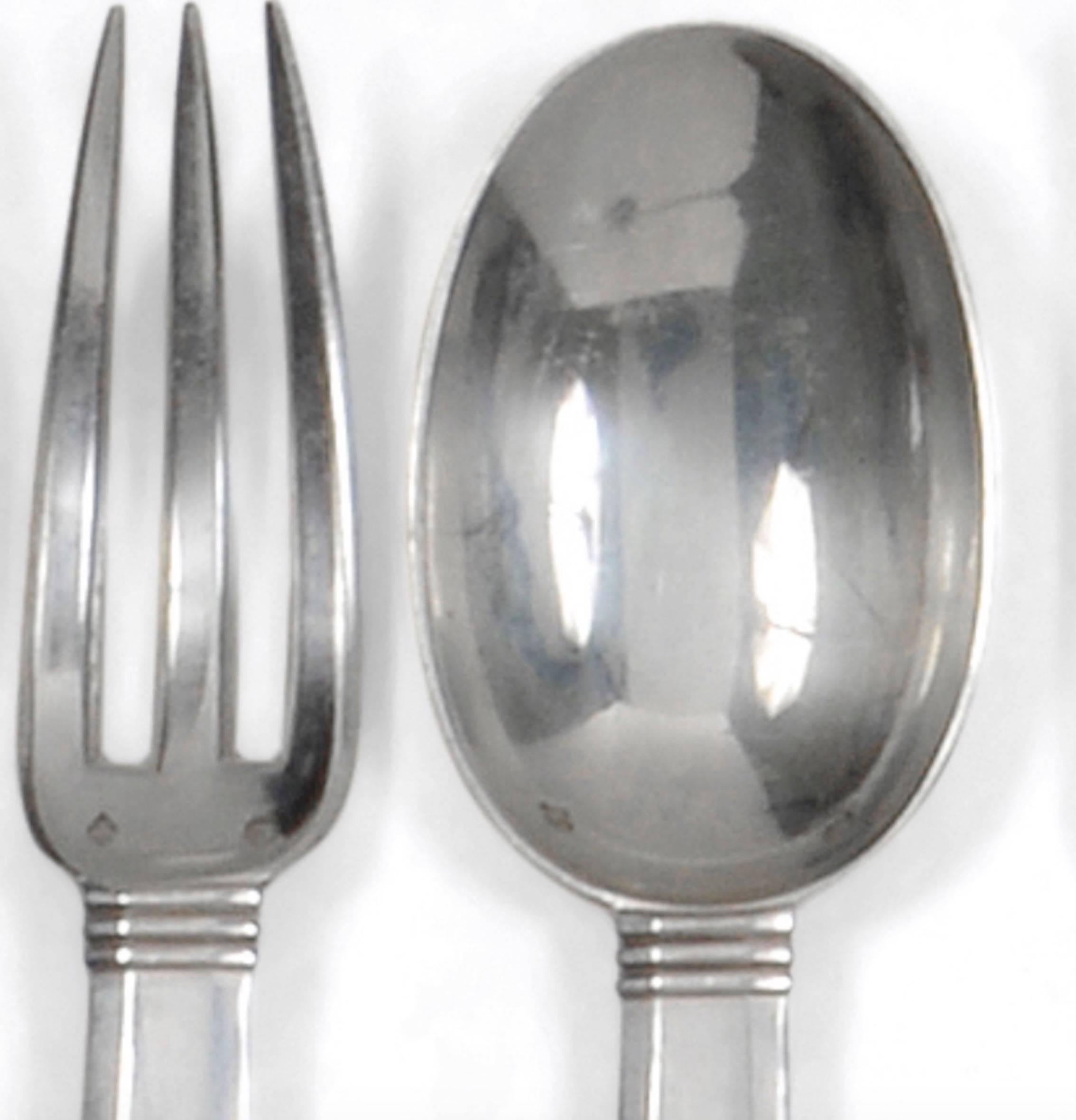 Designed in 1924 by Jean Puiforcat, this flatware has great formal purity. Its volumes interact as though it were a sterling silver sculpture.
This family cutler, founded in Paris in 1820 by Emile Puiforcat owes most of its renown to Jean Puiforcat