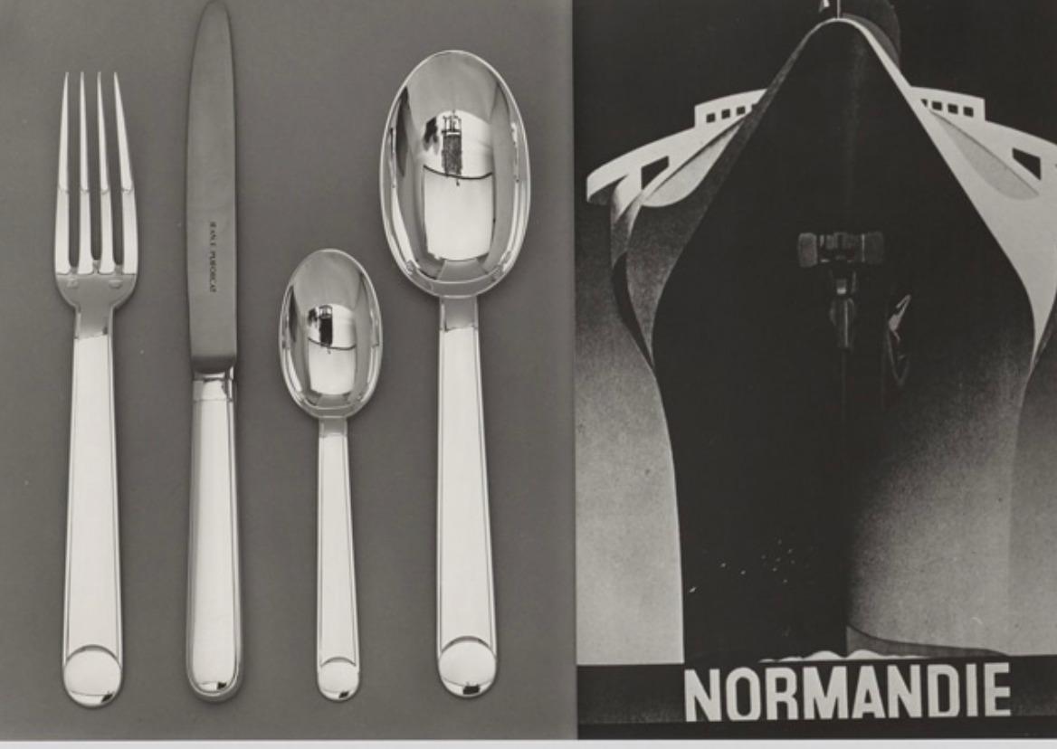 Sur le paquebot Normandie reliant Le Havre à New York, la table des passagers de première classe était dressée avec ces couverts conçus en 1934. Modèle cher aux voyageurs élégants, ses lignes intemporelles illustrent toute la modernité des créations
