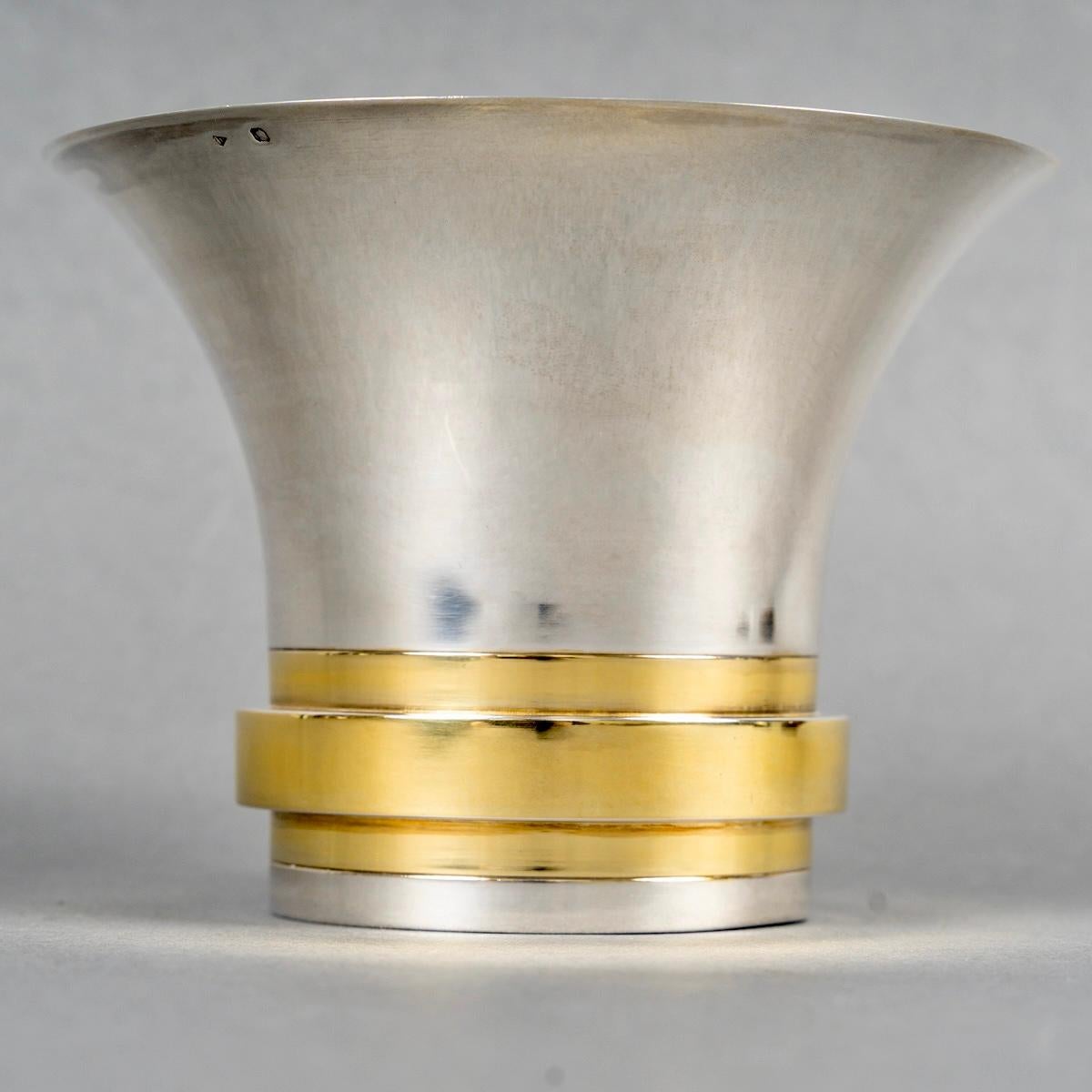 Art-Deco Modernist Bowl Vase aus massivem Sterlingsilber und Vermeil 950/1000. Entworfen von Jean E. Puiforcat aus dem Jahr 1937.
Gestempelt Minverve 1. Titel und Jean E . Puiforcat.

Sehr guter Zustand. Erhabenes und äußerst seltenes Modell.

Höhe:
