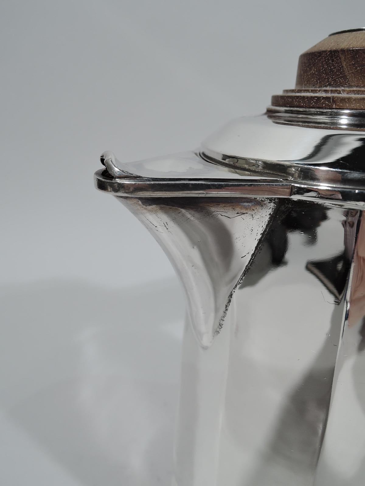 20ième siècle Jean Puiforcat Super élégante cafetière française Art Déco en argent