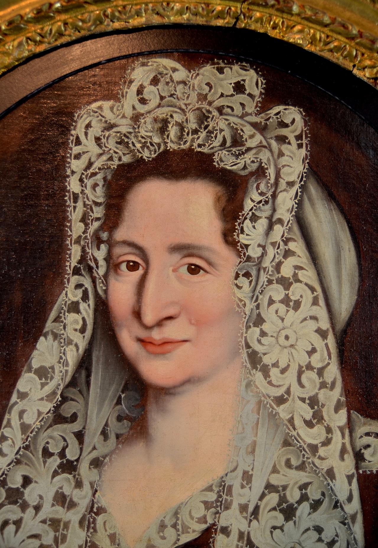 Portrait d'une femme noble en robe de cérémonie avec mantille en dentelle de Chantilly.
Attribué à Jean Ranc (Montpellier 1674 - 1735 Madrid)

huile sur toile ovale
cm.72 x 59 - avec cadre 96 x 84

Provenance : Collection du château de Bourbon,