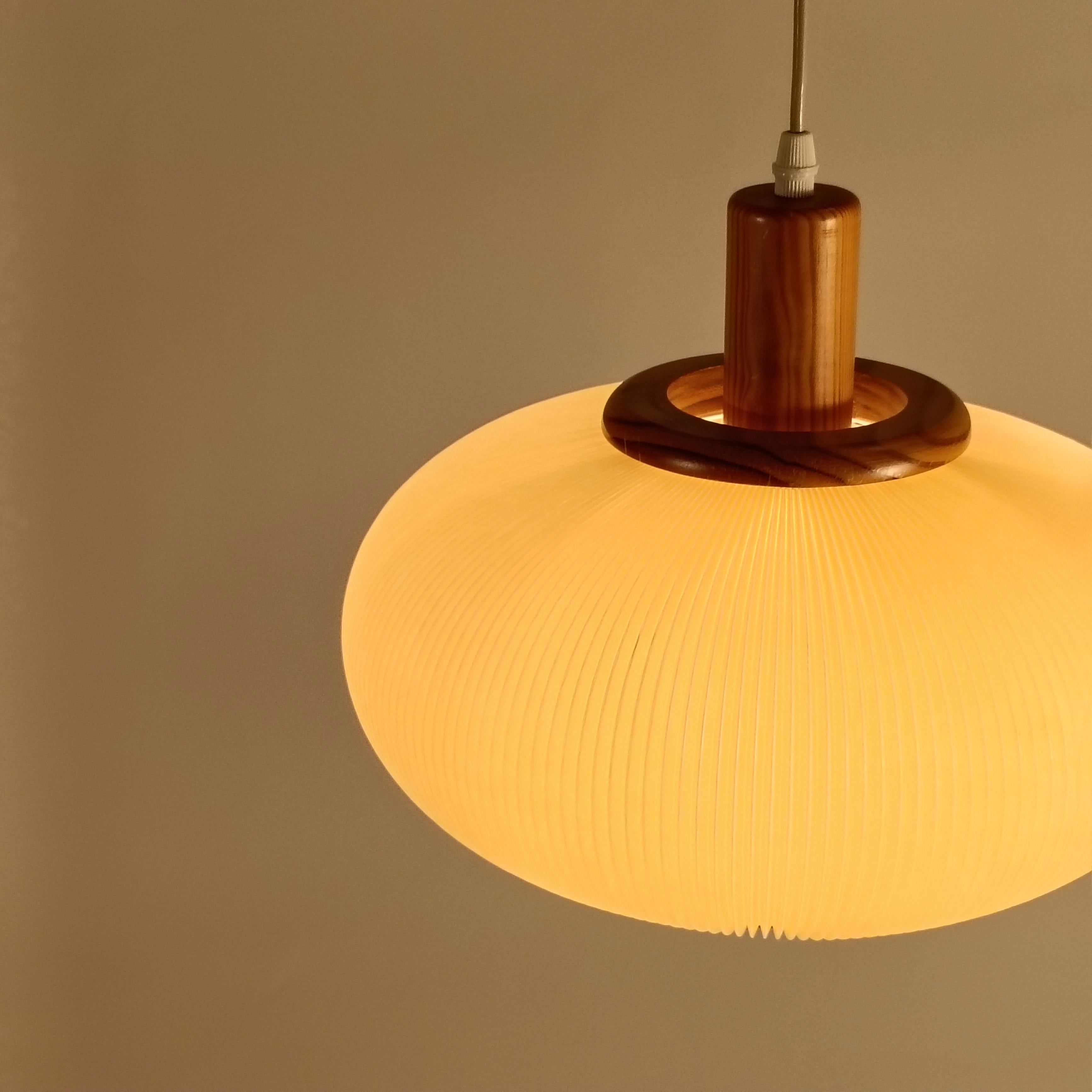 Estilo Jean Rispal. Lámpara colgante de estilo de mediados de siglo, España, años 80 Barnizado en venta