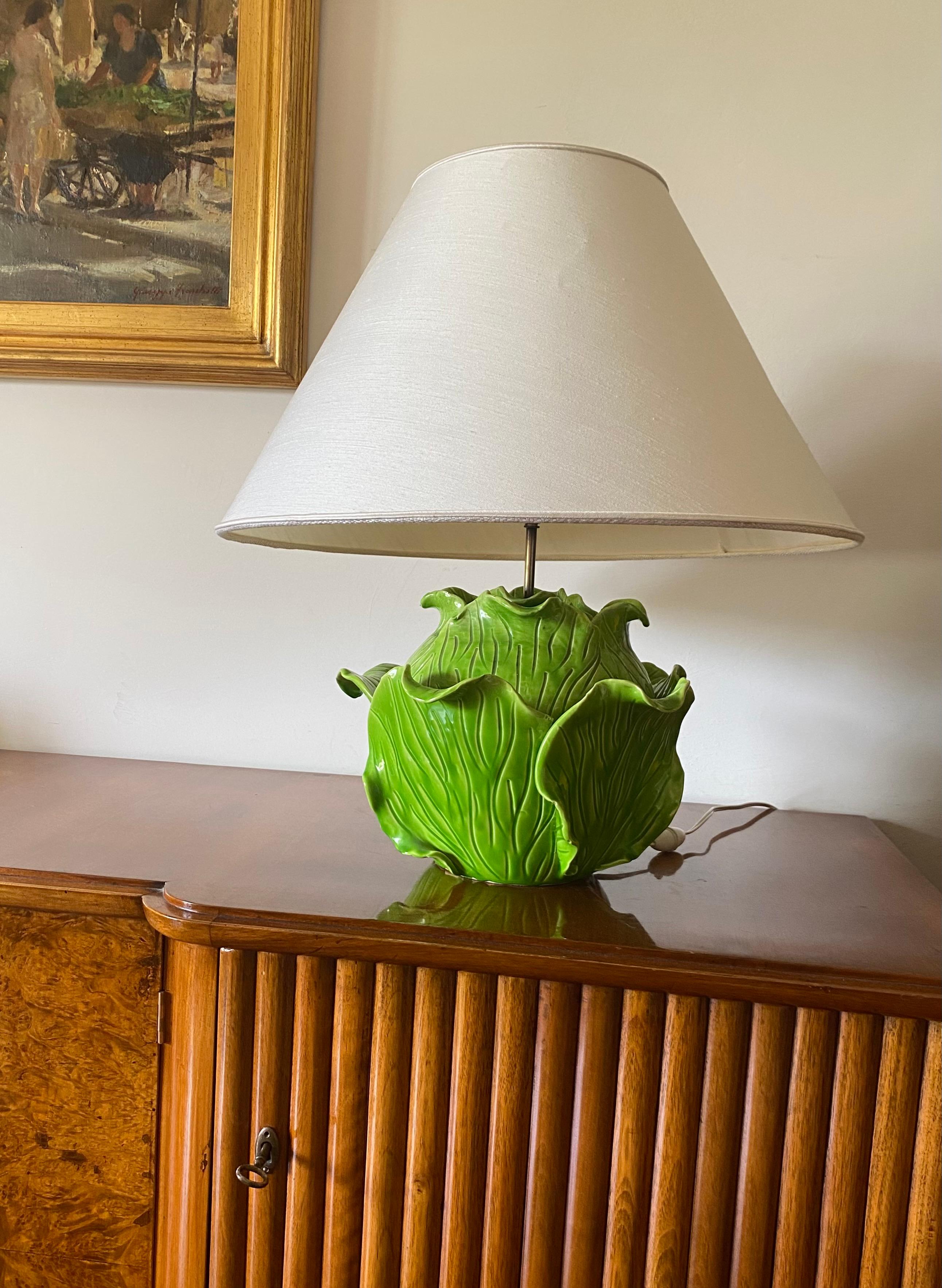Rare lampe de table Lettuce

Jean Roger Paris France, années 1950

céramique émaillée

Circa 1950, signé 'Jean Roger Paris, Made in France' Jean Roger est l'un des céramistes les plus renommés au monde. Parmi ses clients célèbres figurent Dior, Coco