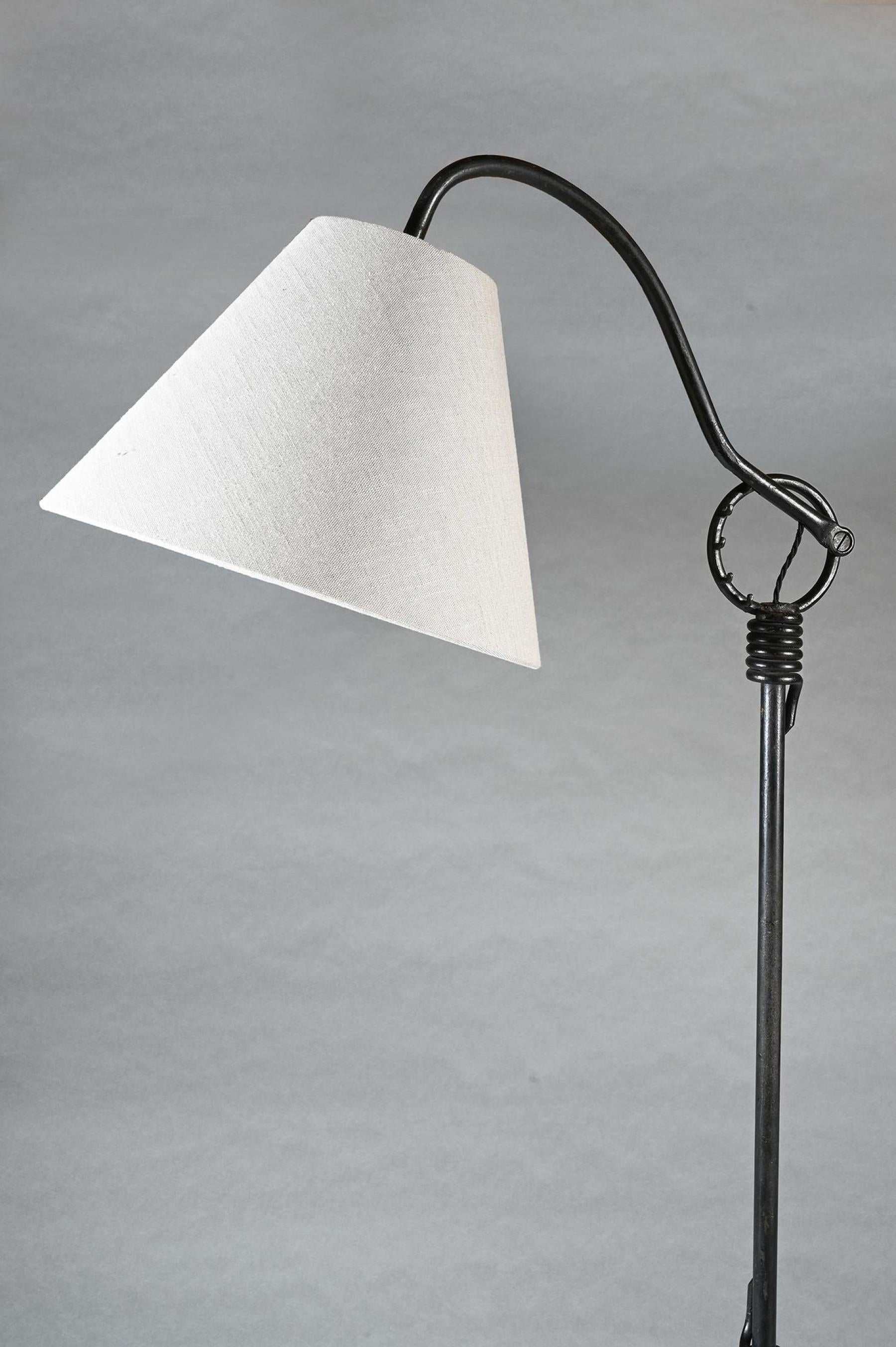 Paire de lampadaires en fer ajustables Jean Royère, assortis à l'identique



France Paris circa 1940's



Ces deux objets sont en parfait état d'origine et ont été réalisés par Jean Royère (1902-1981), l'un des designers de mobilier et d'intérieur