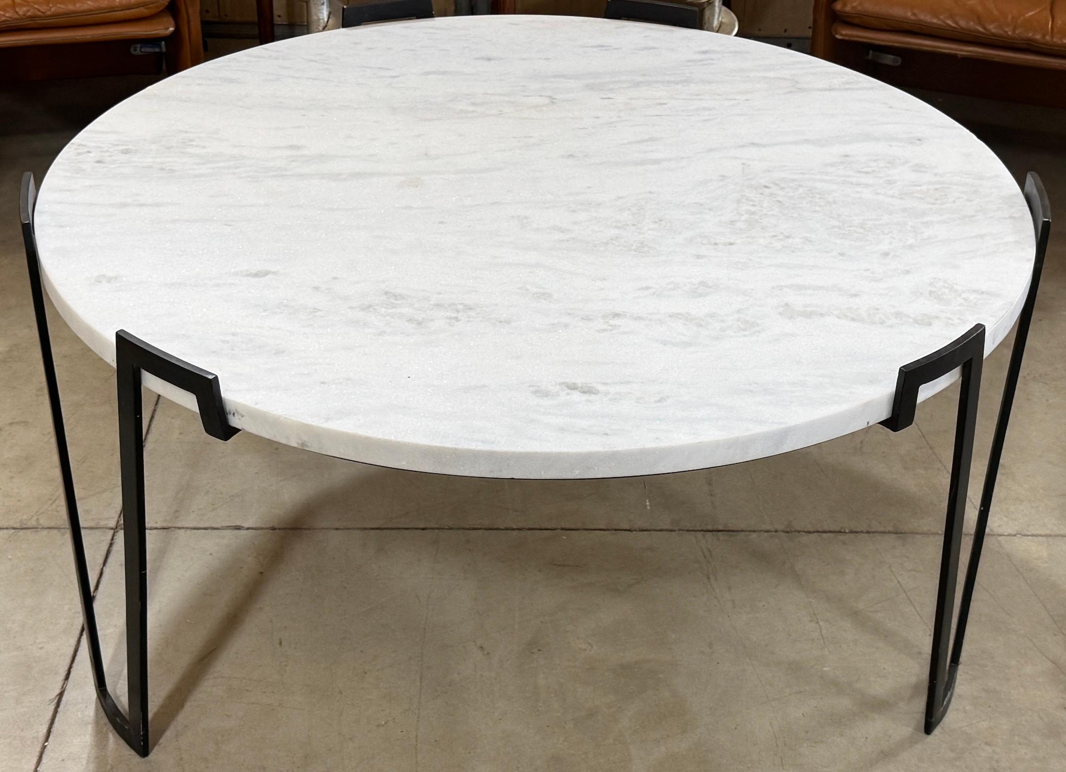 Table basse avec plateau en marbre blanc

France, 20ème siècle

Cette table basse allie harmonieusement sophistication moderne et design français intemporel. Fabriquée au XXe siècle, la table présente un remarquable plateau circulaire en marbre