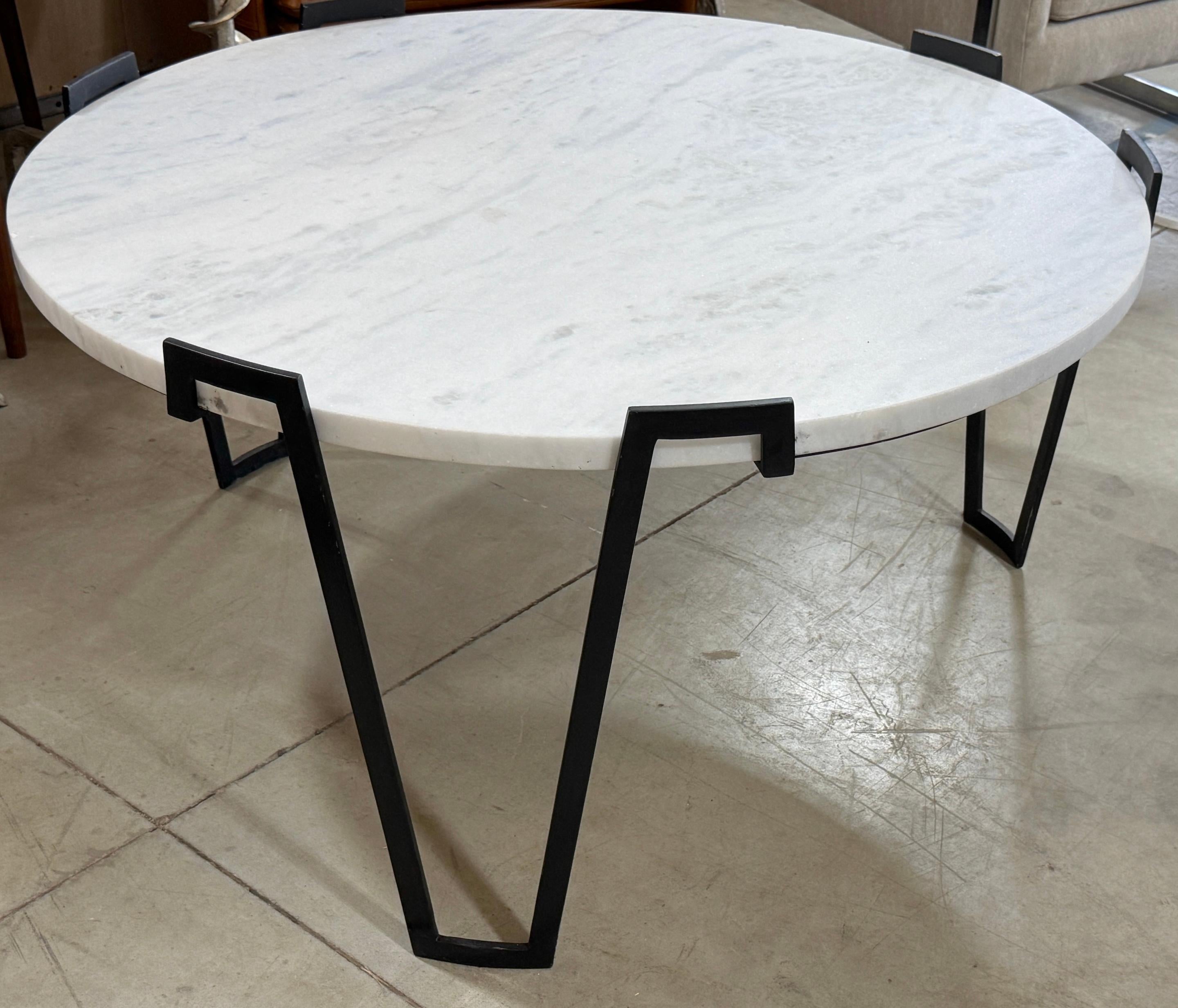 Moderne Table basse avec plateau en marbre blanc /stone en vente