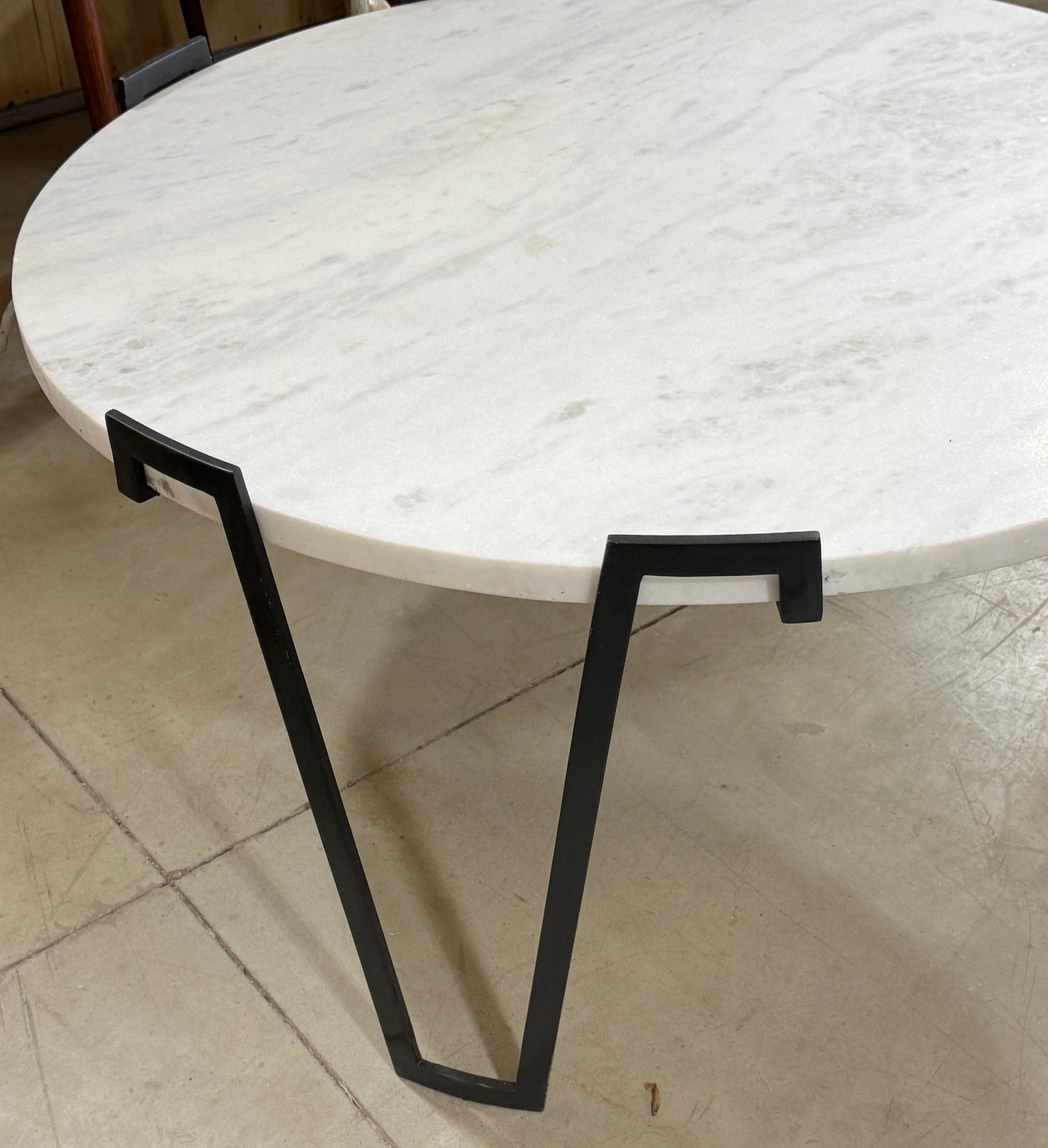 Table basse avec plateau en marbre blanc /stone Bon état - En vente à West Palm Beach, FL