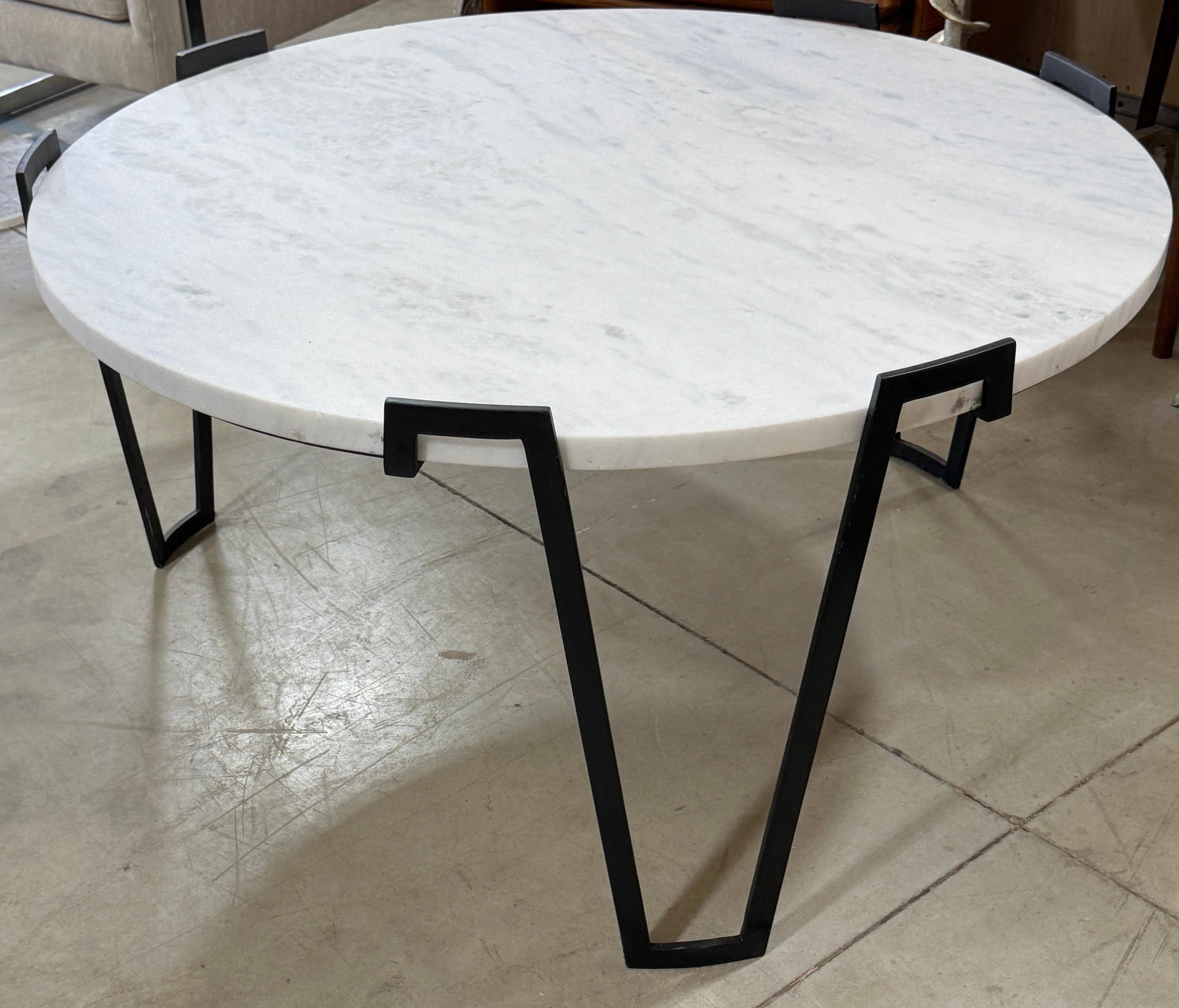 20ième siècle Table basse avec plateau en marbre blanc /stone en vente