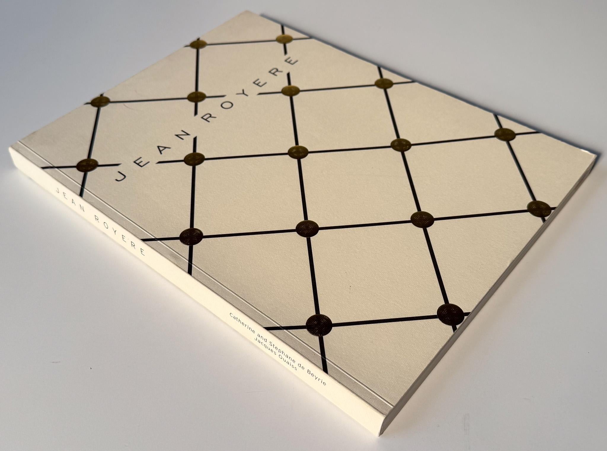 Das Buch mit steifem Bildumschlag zeigt die Arbeiten des bekannten französischen Designers Jean Royere, wobei viele der Entwürfe in dieser Sammlung aus libanesischen Aufträgen stammen. Herausgegeben im Jahr 2000 von Catherine und Stephane de Beyrie