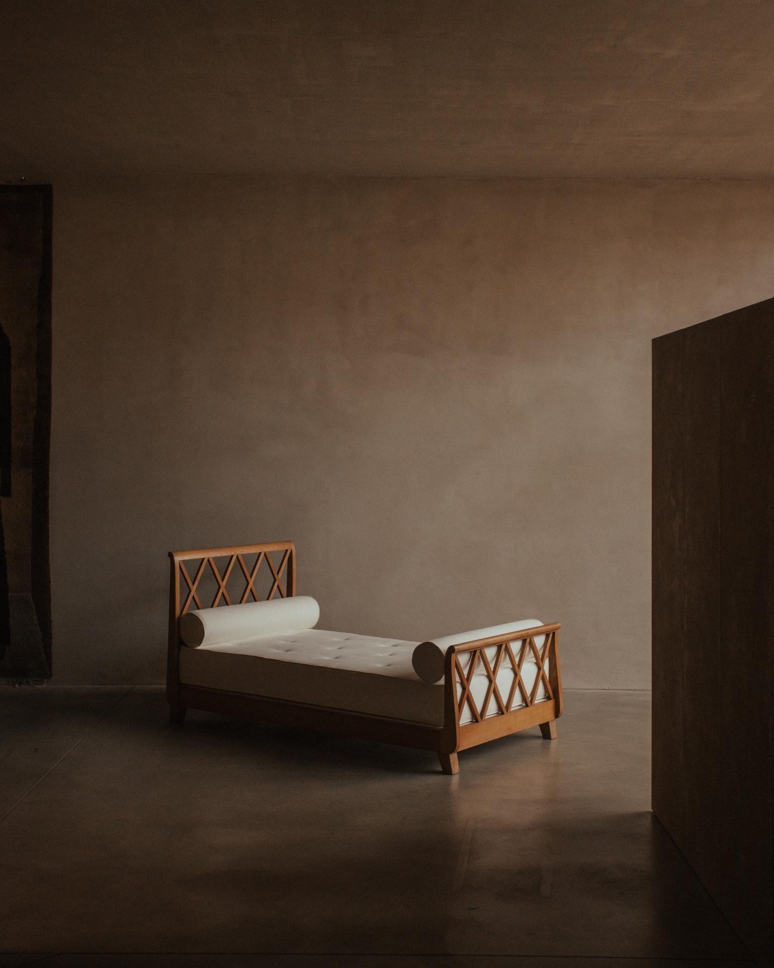 Jean Royère - Lit de jour Croissilion - Rappel de lit croissilion & lit simple en vente 7