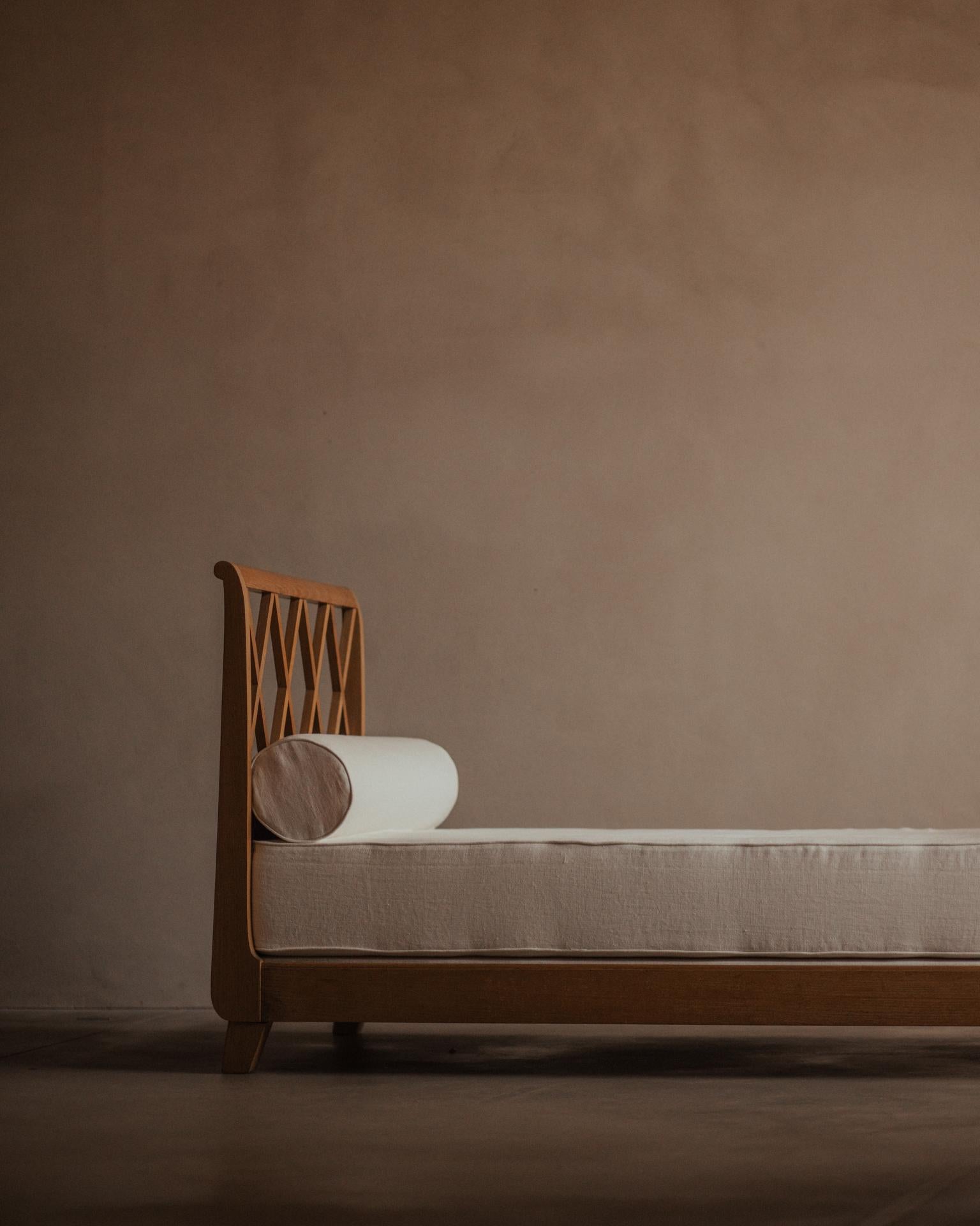 Jean Royère - Lit de jour Croissilion - Rappel de lit croissilion & lit simple en vente 4