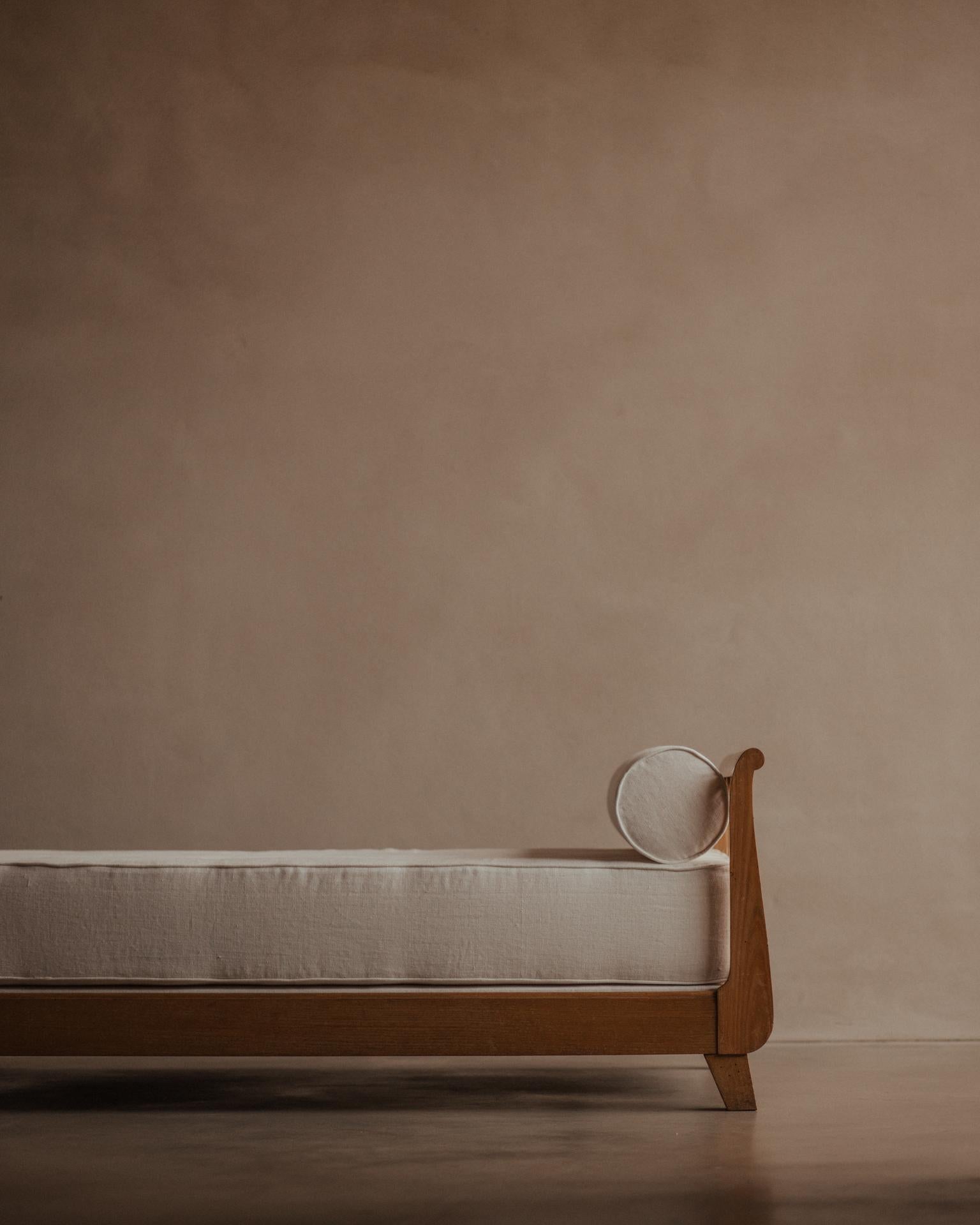 Jean Royère - Lit de jour Croissilion - Rappel de lit croissilion & lit simple en vente 6