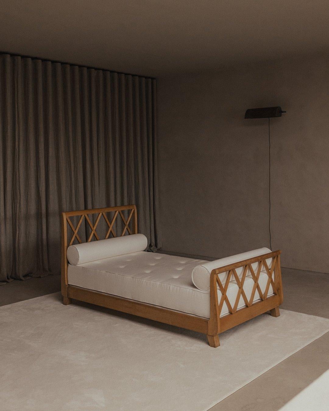 Magnifique lit de jour en chêne avec têtes de lit en bois de chêne. Il rappelle le plus connu 