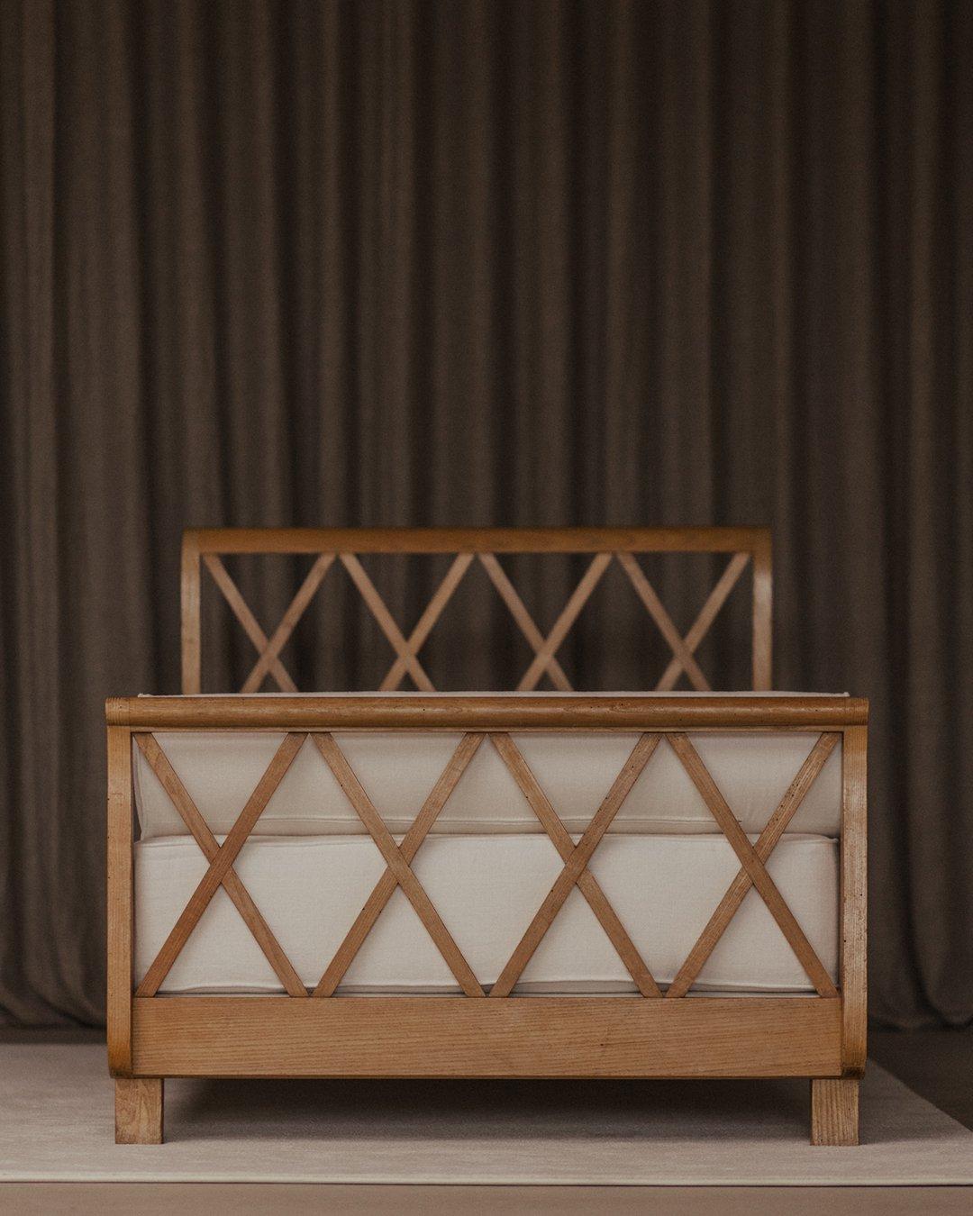 Tissu Jean Royère - Lit de jour Croissilion - Rappel de lit croissilion & lit simple en vente