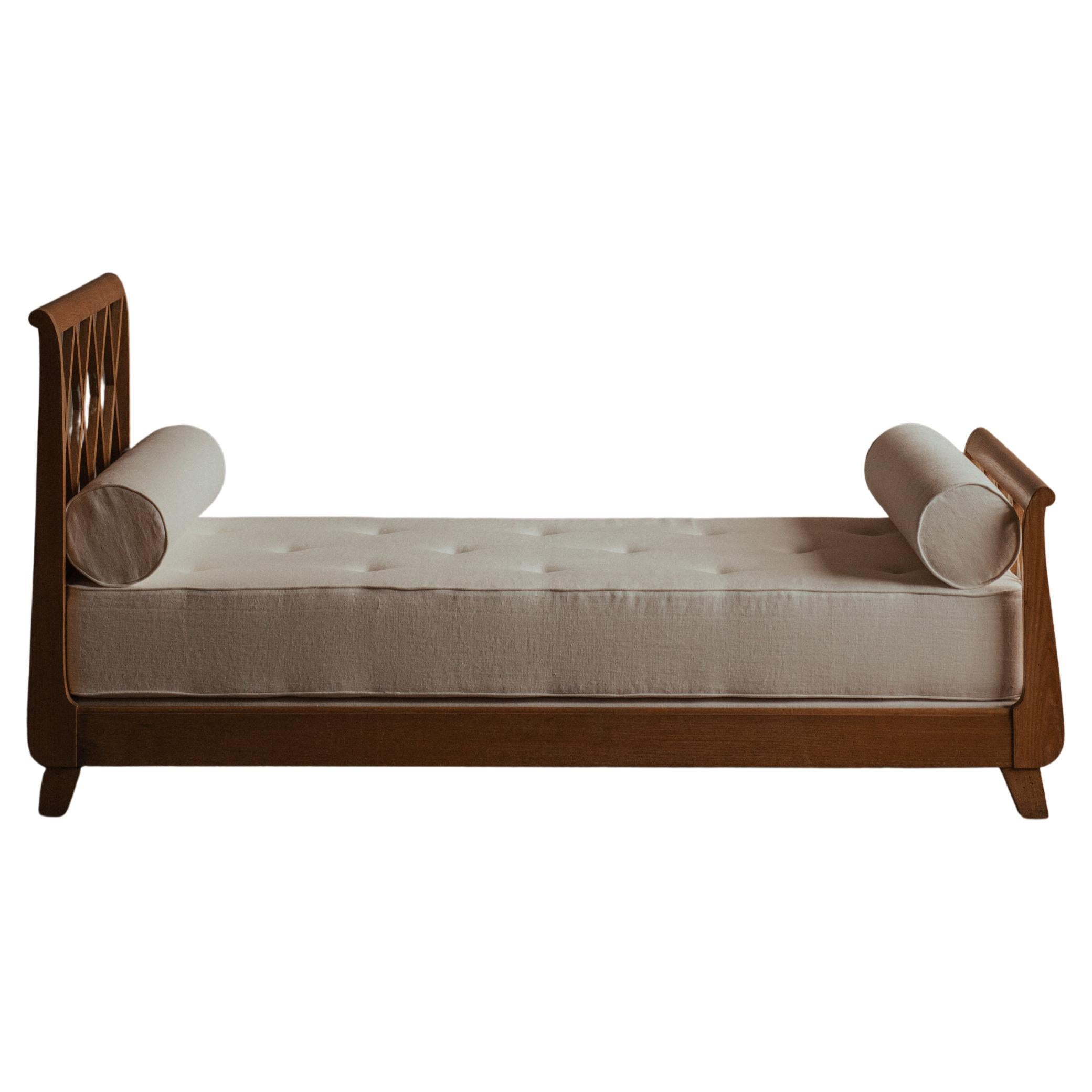 Jean Royère - Lit de jour Croissilion - Rappel de lit croissilion 
lit simple en vente