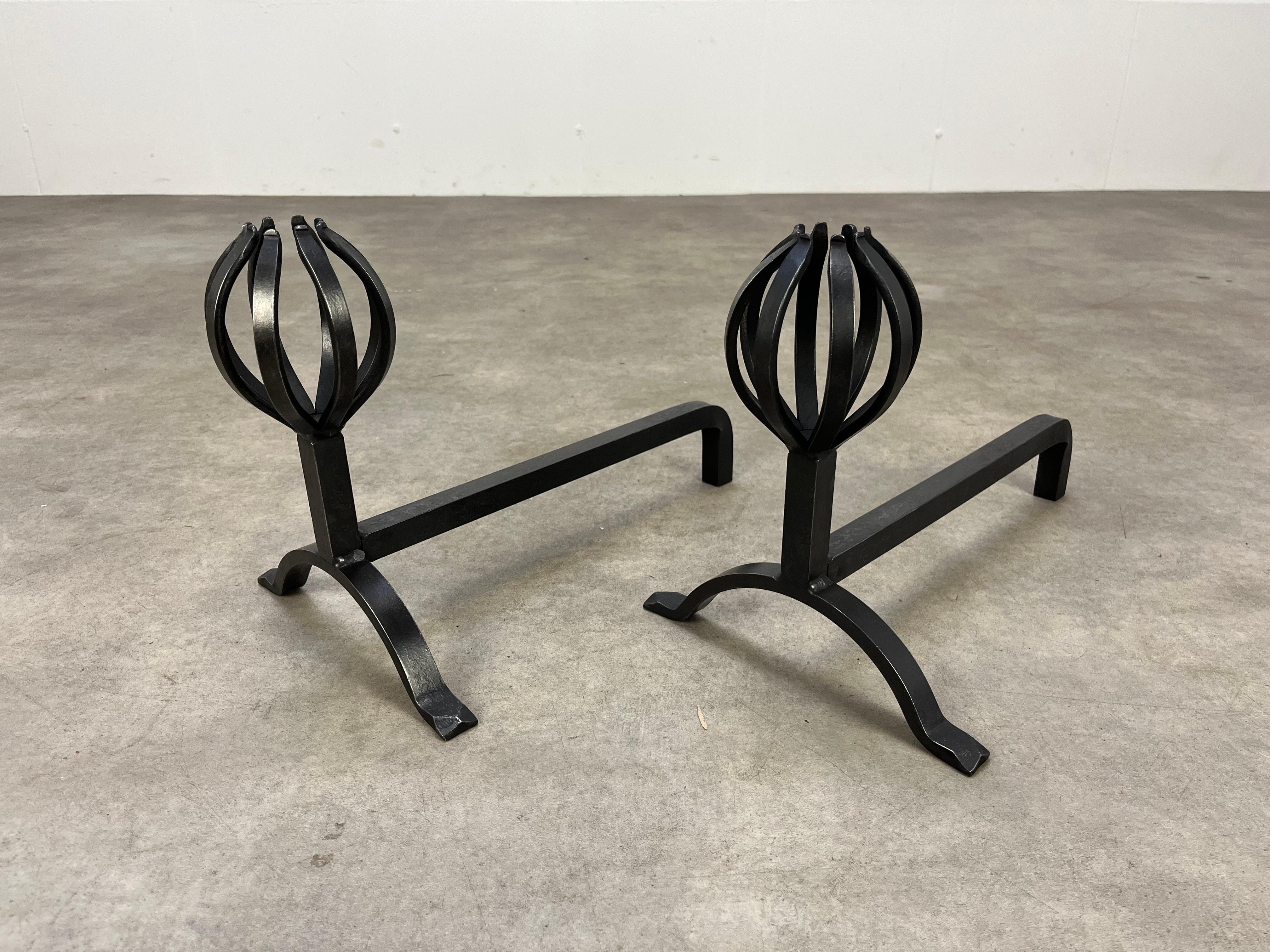 Mid-Century Modern Paire de chenets modernistes en fer forgé, France, années 1950, milieu du siècle en vente