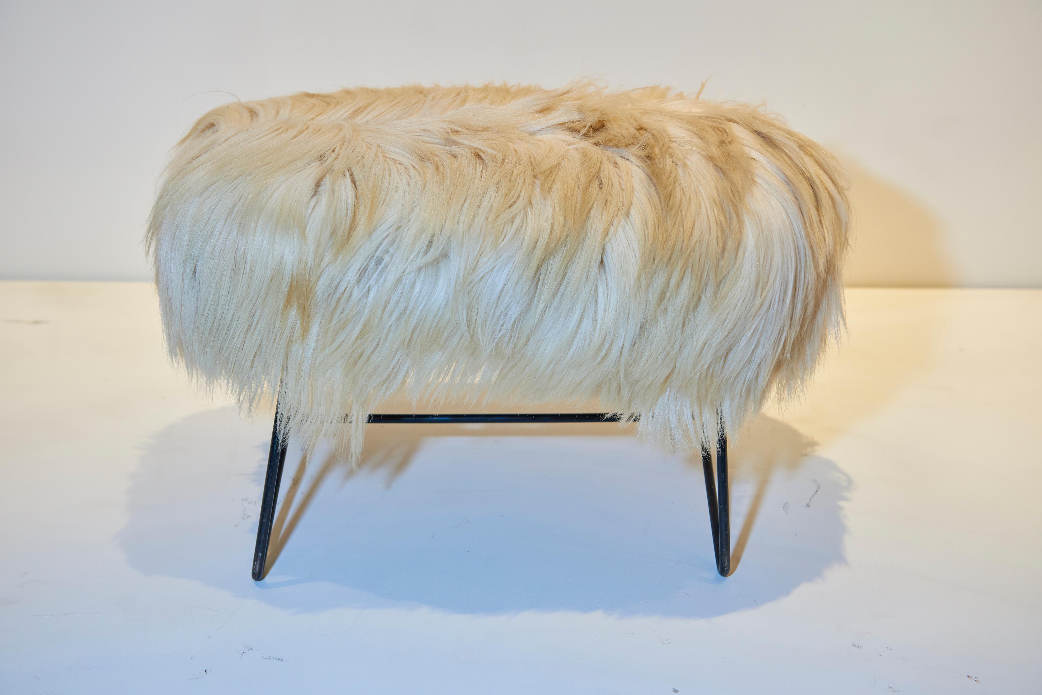 Jean Royère Style Stool in Goat Fur In Good Condition For Sale In Los Angeles, CA