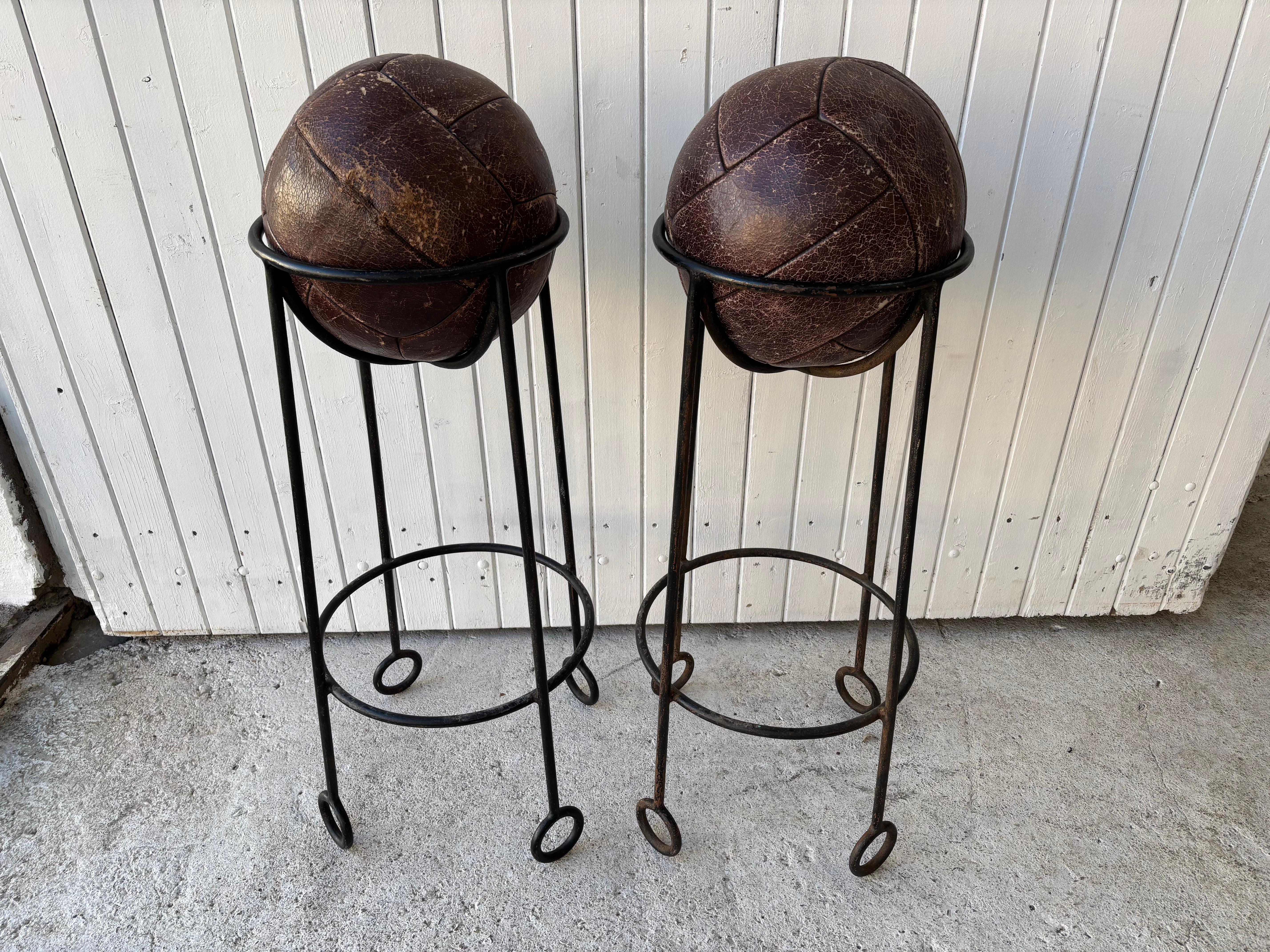 2er set hocker bar in metall und leder kugelsitz von Jean Royere , Modell YO-YO 
Schwarzes Metall 4 Beine 
Unabhängiger Ballsitz in perfekter Patina 50er Jahre

Jean Royère, geboren am 3. Juli 1902 im 8. Arrondissement von Paris1 und gestorben am