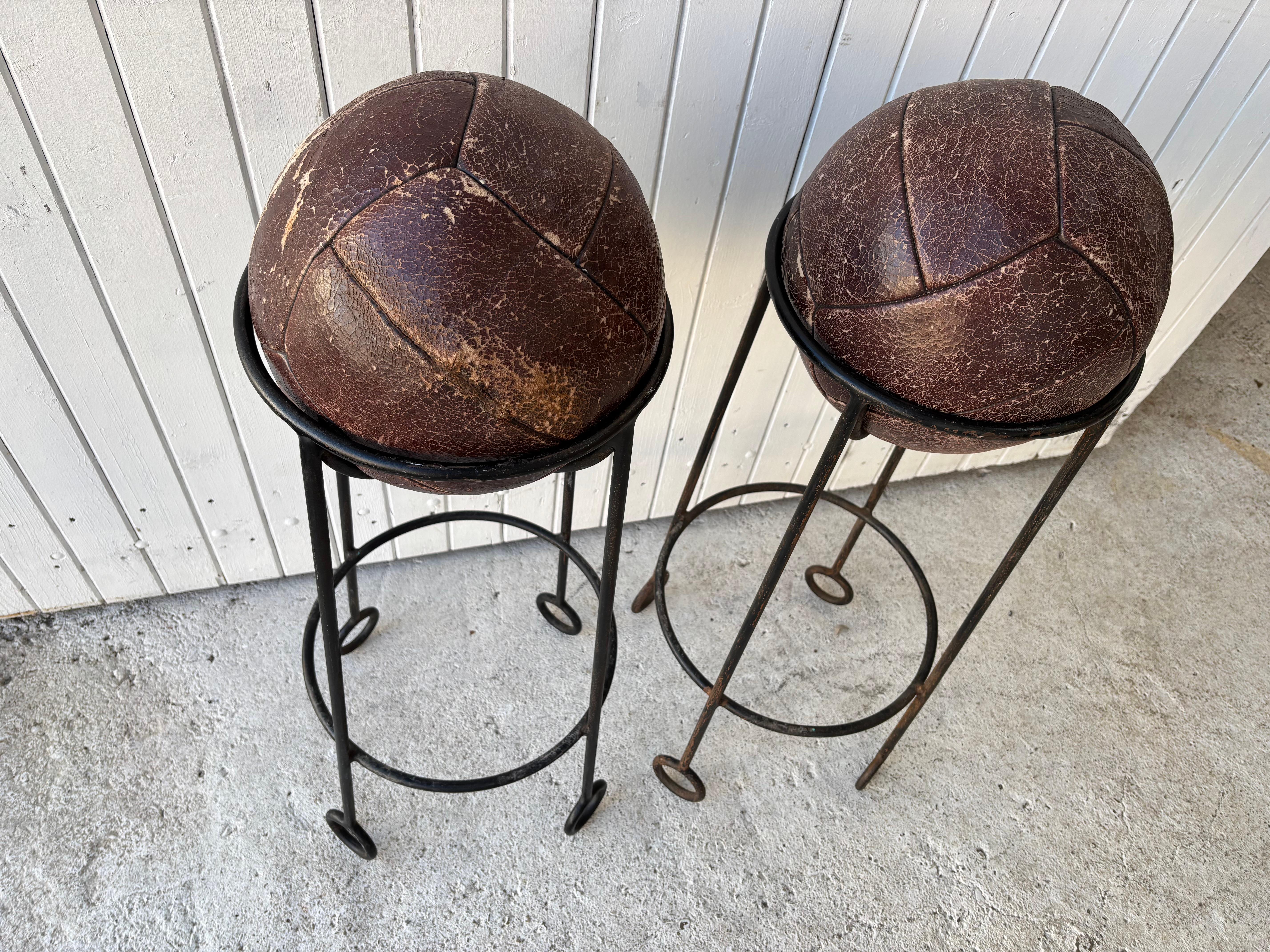 Hocker Bar mit Fußball-Lederkugeln und Sitz aus Lederkugeln (Französisch) im Angebot
