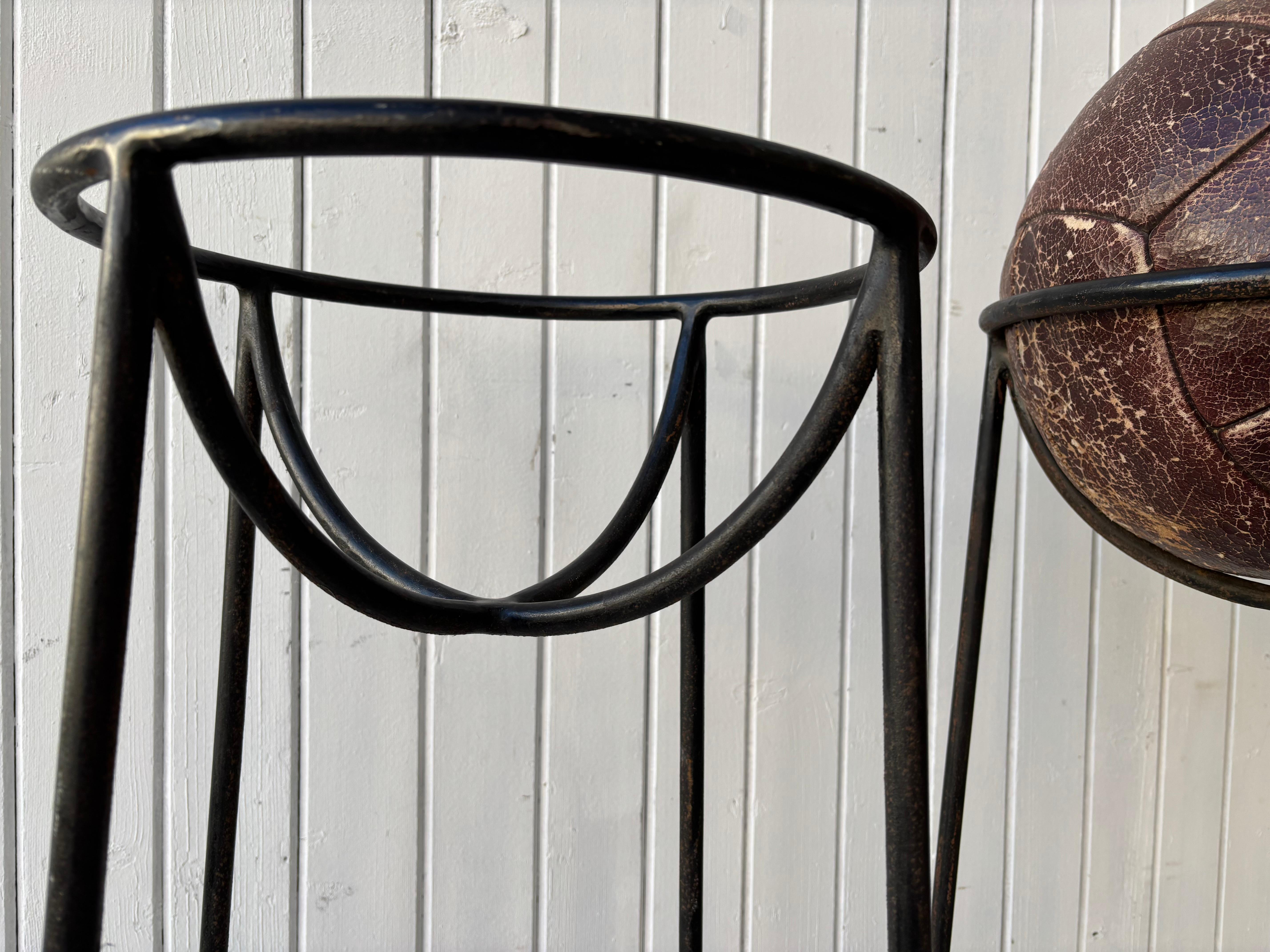 Hocker Bar mit Fußball-Lederkugeln und Sitz aus Lederkugeln (Metall) im Angebot