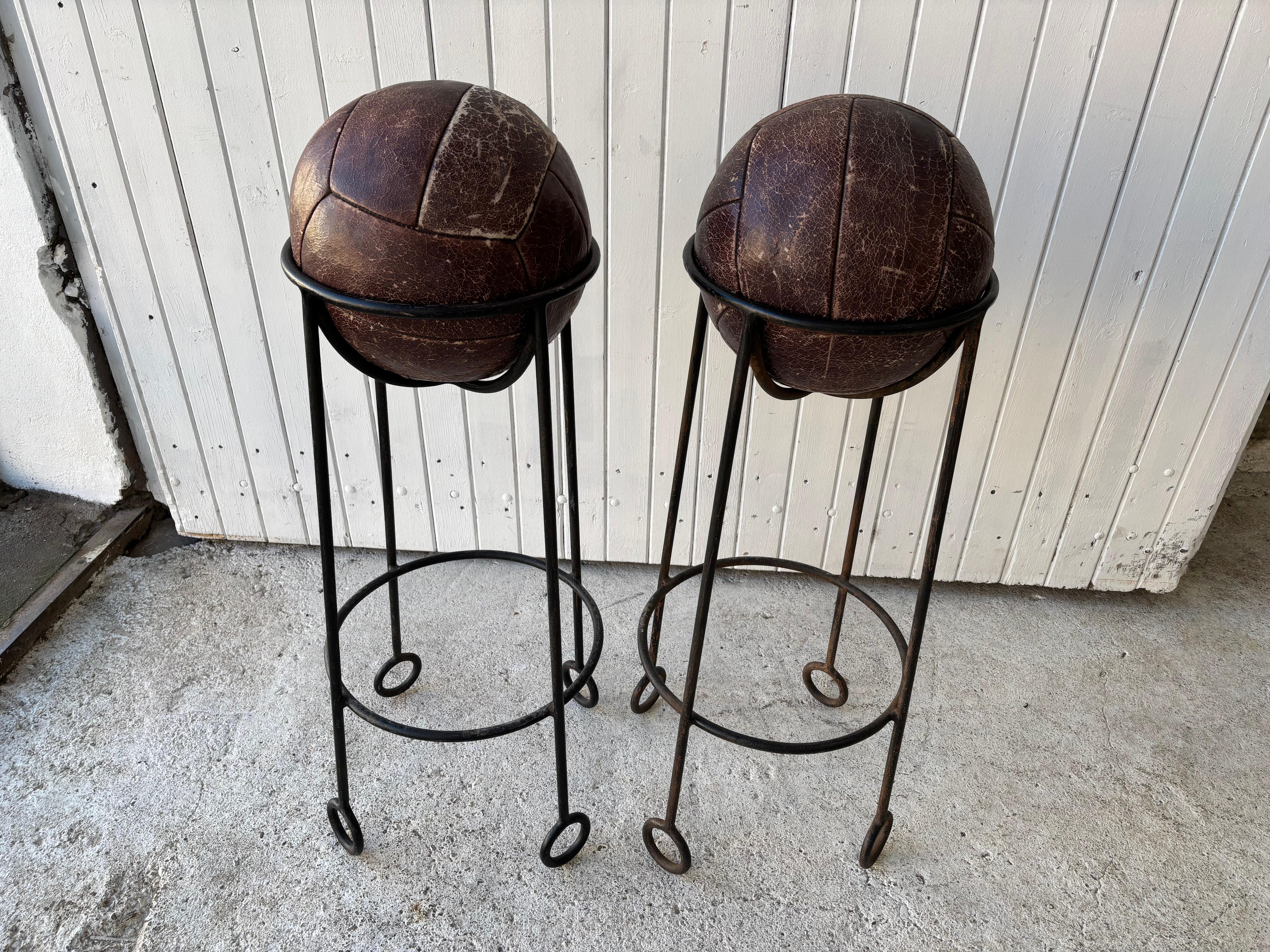 Hocker Bar mit Fußball-Lederkugeln und Sitz aus Lederkugeln im Angebot 1