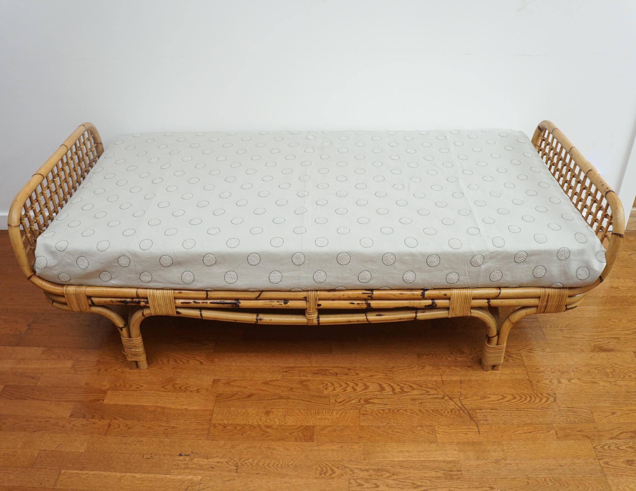 Bambus-Tagesbett im Stil von Jean Royere (Französisch) im Angebot