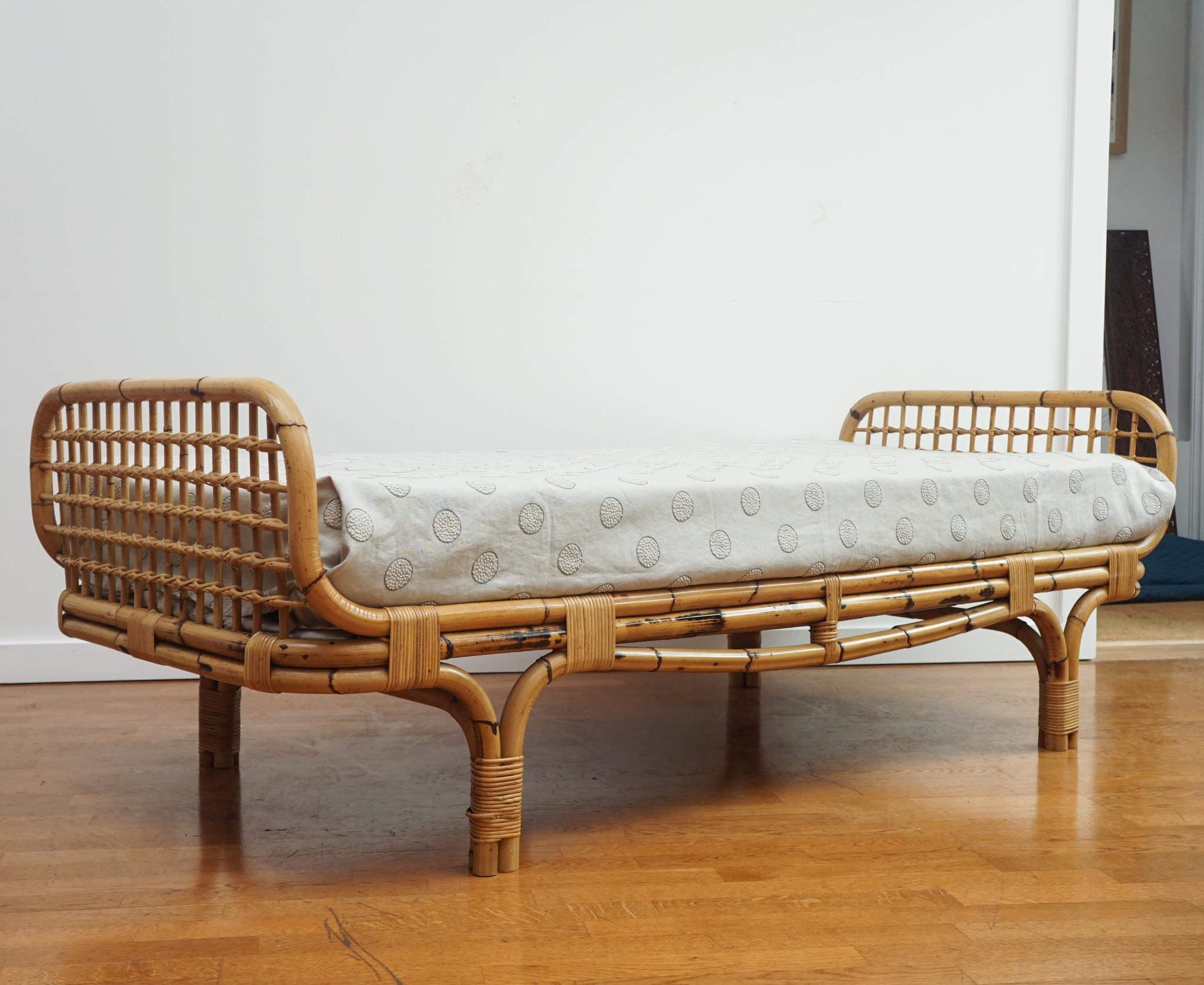 Bambus-Tagesbett im Stil von Jean Royere (Maschinell gefertigt) im Angebot