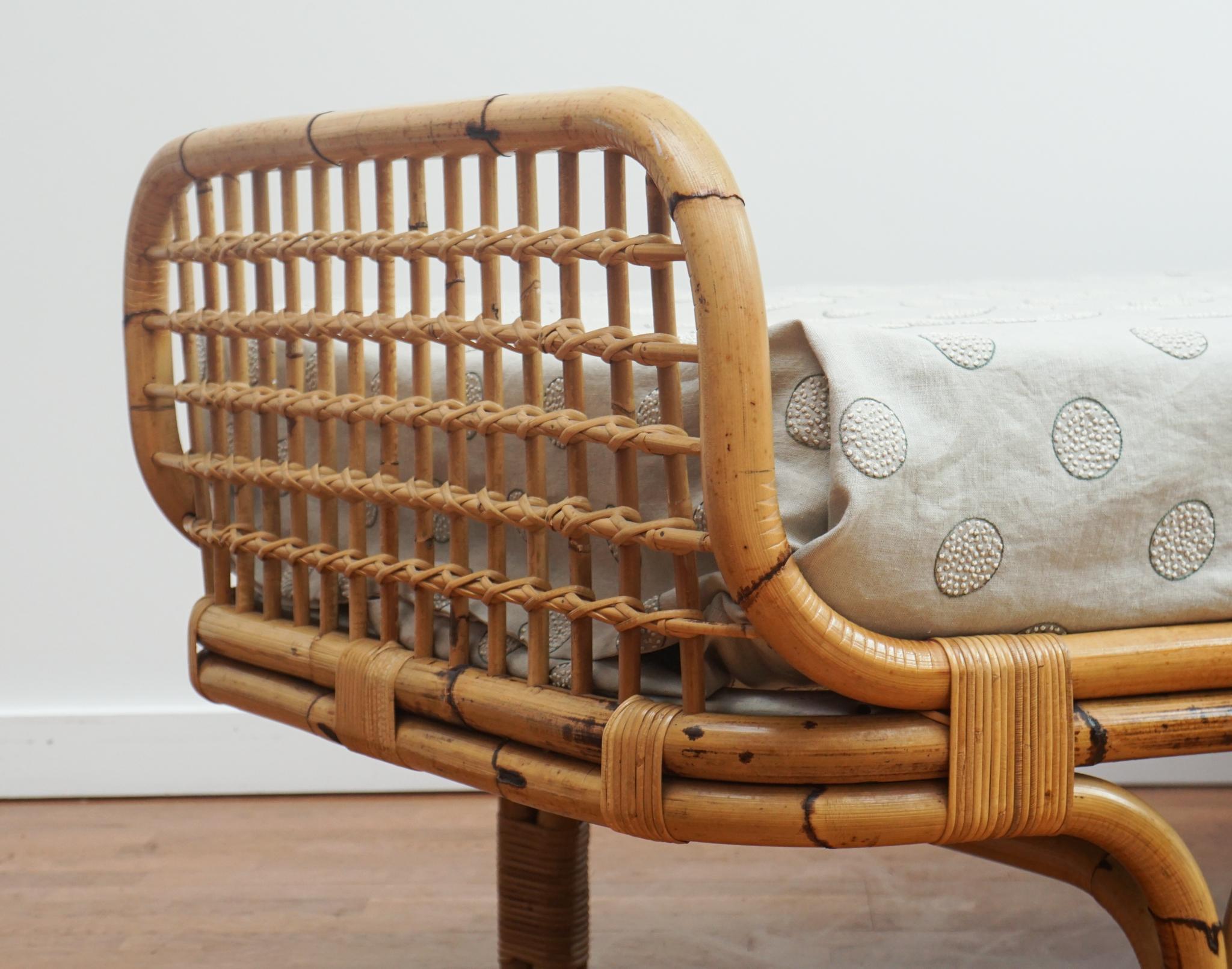 Bambus-Tagesbett im Stil von Jean Royere im Zustand „Gut“ im Angebot in Hudson, NY