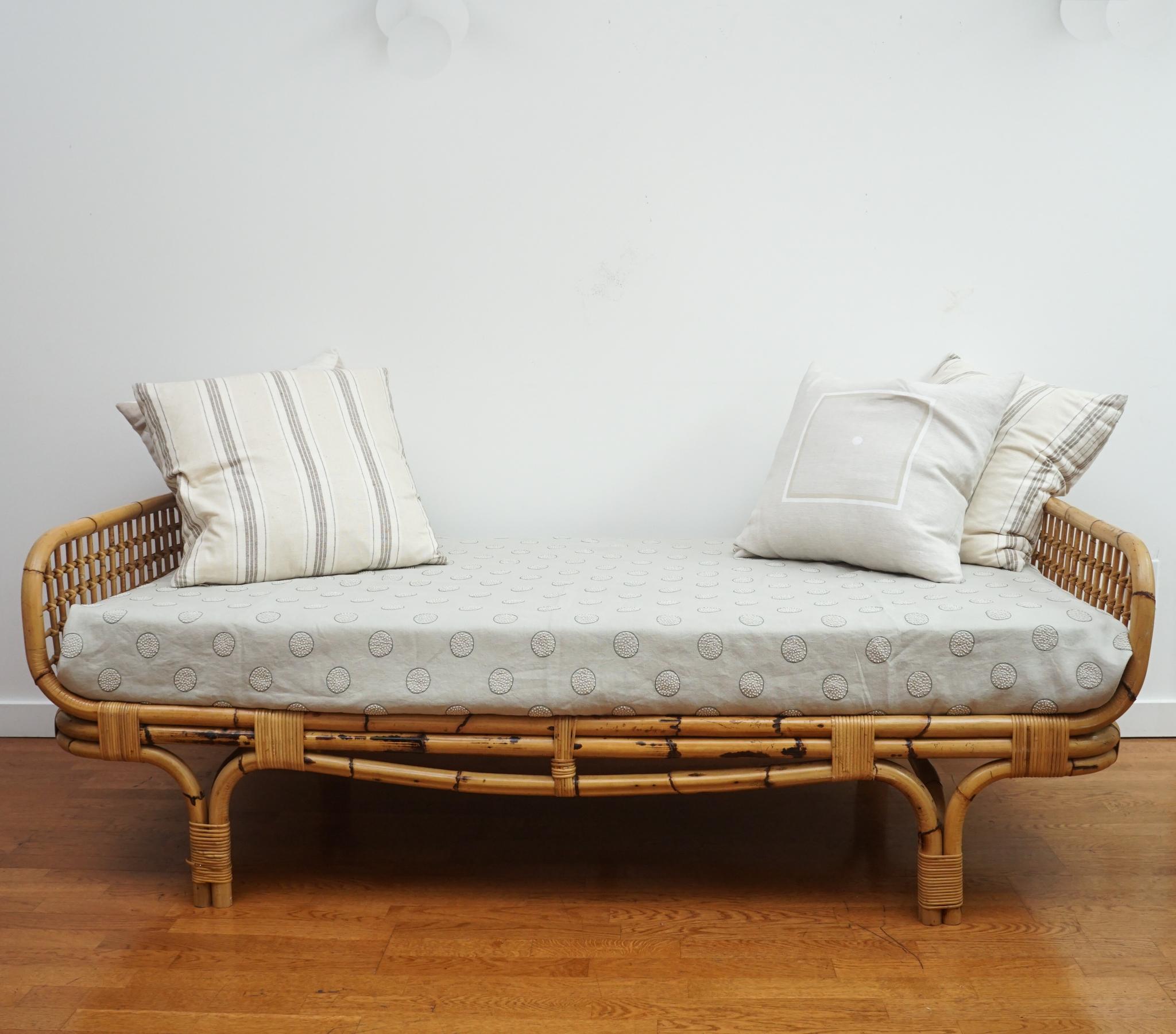 Bambus-Tagesbett im Stil von Jean Royere (Metall) im Angebot