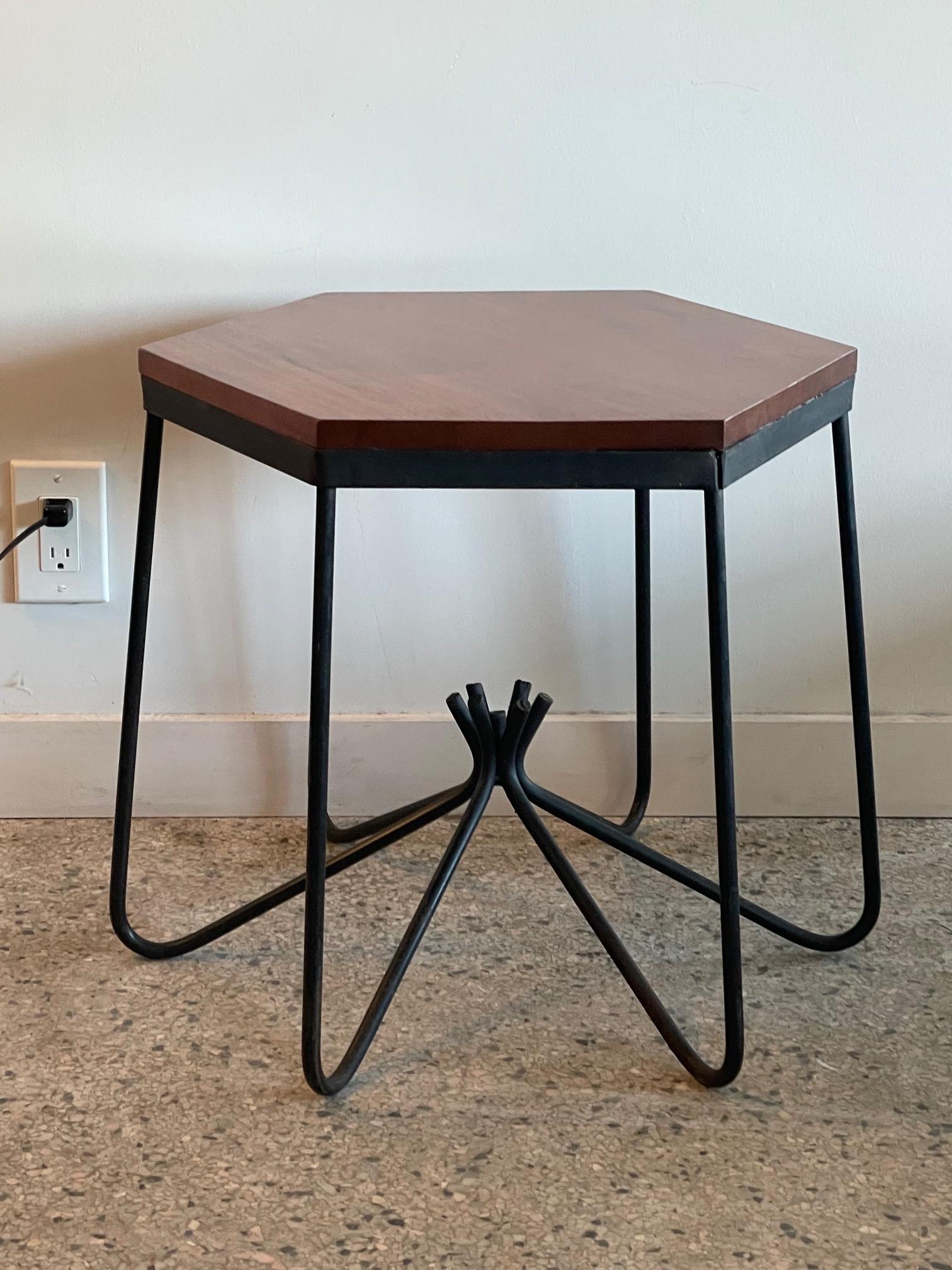 Une intéressante table personnalisée par O'Dell Manufacturing. Fer forgé avec un plateau en acajou du Honduras personnalisé.