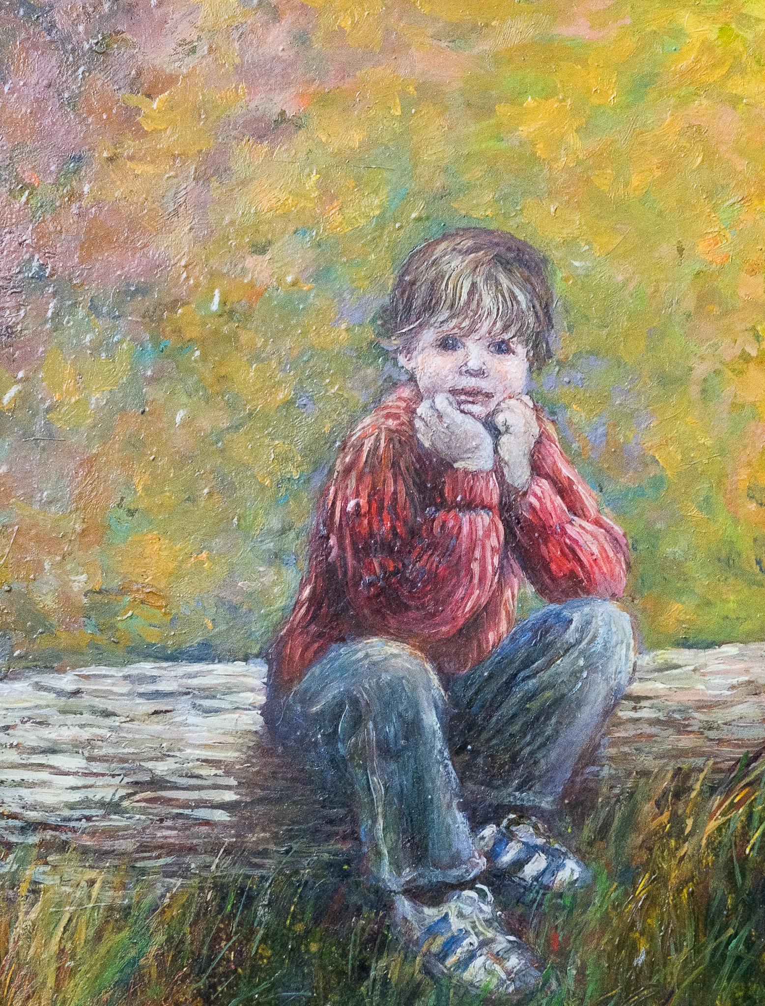 Porträt eines Kindes in rotem Pullover und blauen Jeans, das auf einem Baumstamm sitzt und Adidas trägt – Painting von Jean Sadler